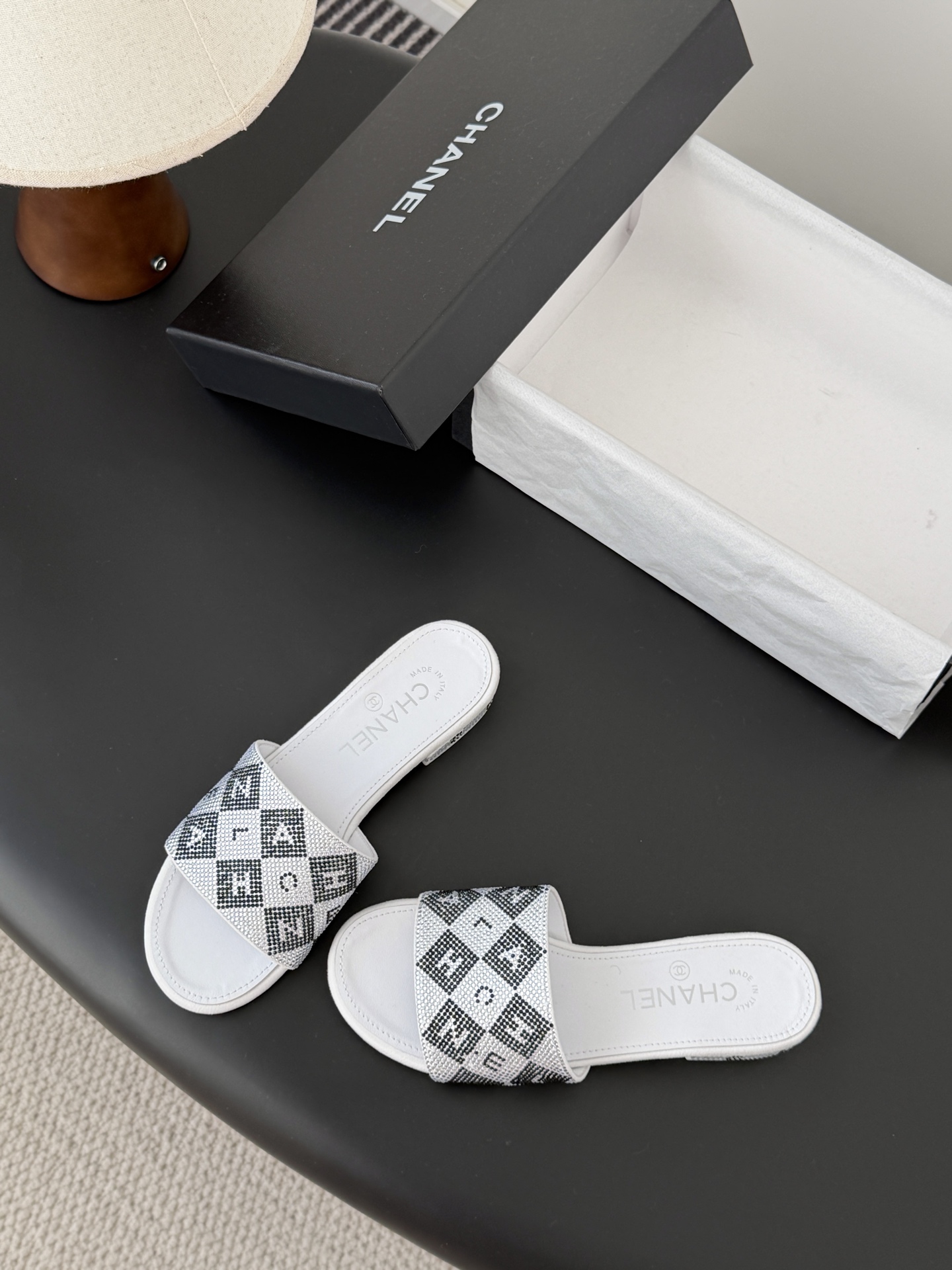 Chanel 26K早春系列烫钻拖鞋新款抢先发售原版烫钻工艺 内里垫脚羊皮 真皮大底Size:35-39