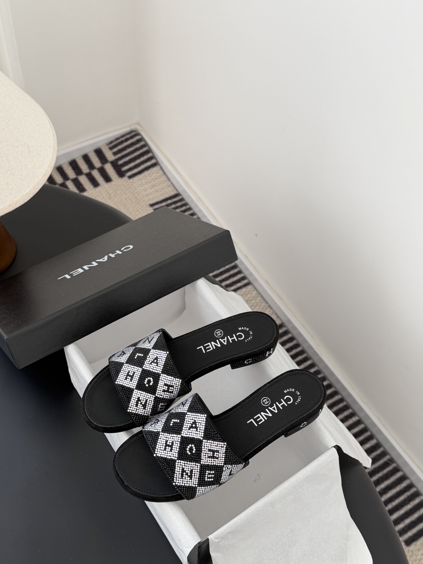 Chanel 26K早春系列烫钻拖鞋新款抢先发售原版烫钻工艺 内里垫脚羊皮 真皮大底Size:35-39