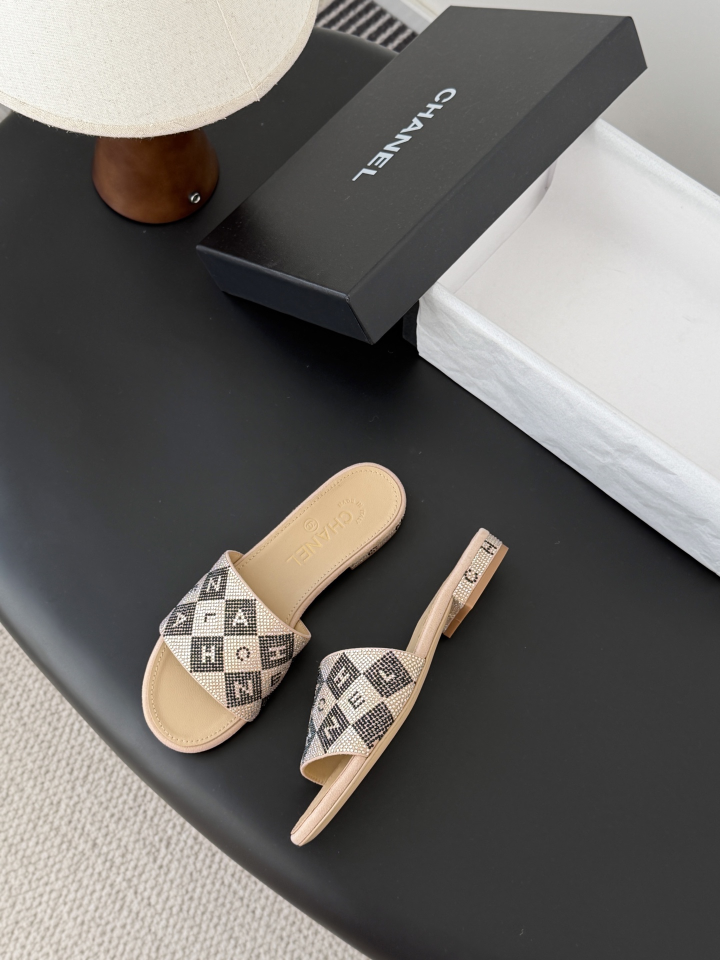 Chanel 26K早春系列烫钻拖鞋新款抢先发售原版烫钻工艺 内里垫脚羊皮 真皮大底Size:35-39