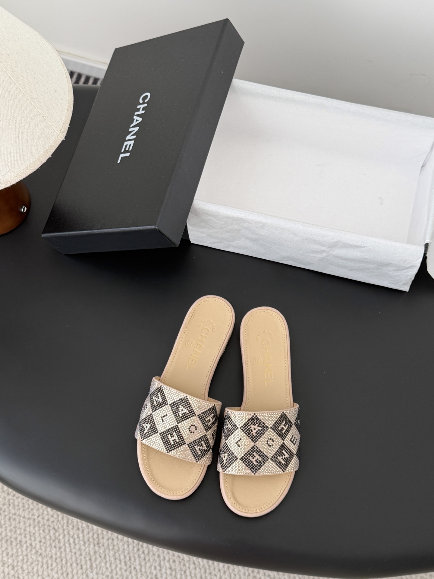 Chanel 26K早春系列烫钻拖鞋新款抢先发售原版烫钻工艺 内里垫脚羊皮 真皮大底Size:35-39