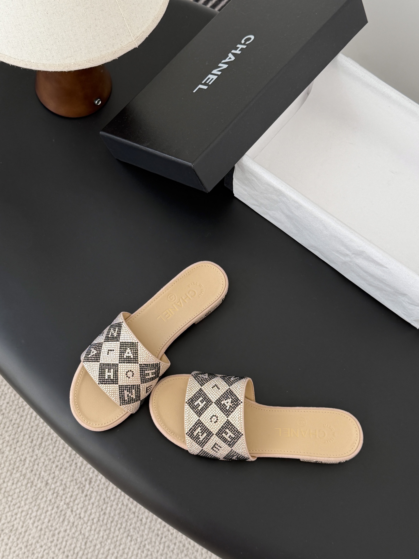 Chanel 26K早春系列烫钻拖鞋新款抢先发售原版烫钻工艺 内里垫脚羊皮 真皮大底Size:35-39