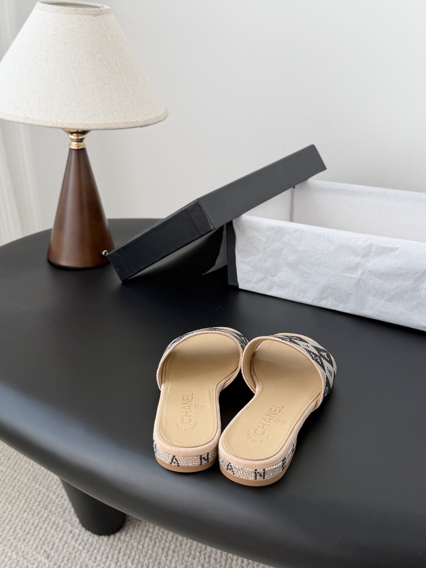 Chanel 26K早春系列烫钻拖鞋新款抢先发售原版烫钻工艺 内里垫脚羊皮 真皮大底Size:35-39