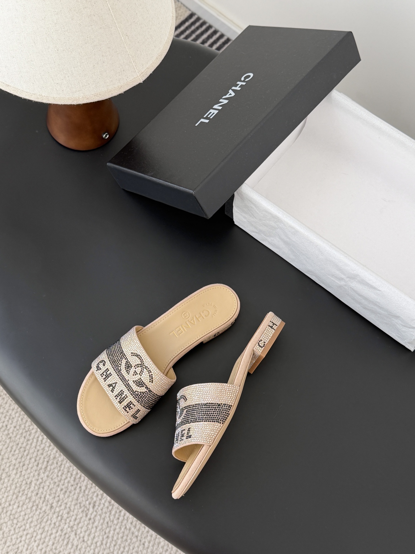 Chanel 26K早春系列烫钻拖鞋新款抢先发售原版烫钻工艺 内里垫脚羊皮 真皮大底Size:35-39