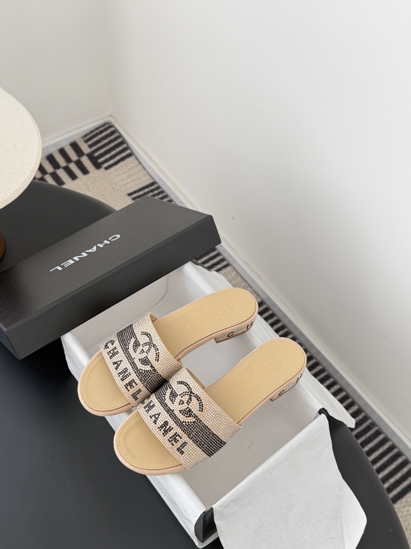 Chanel 26K早春系列烫钻拖鞋新款抢先发售原版烫钻工艺 内里垫脚羊皮 真皮大底Size:35-39