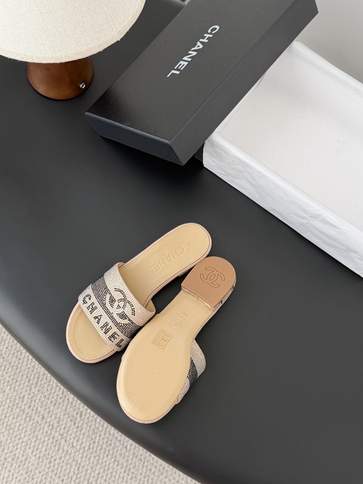 Chanel 26K早春系列烫钻拖鞋新款抢先发售原版烫钻工艺 内里垫脚羊皮 真皮大底Size:35-39