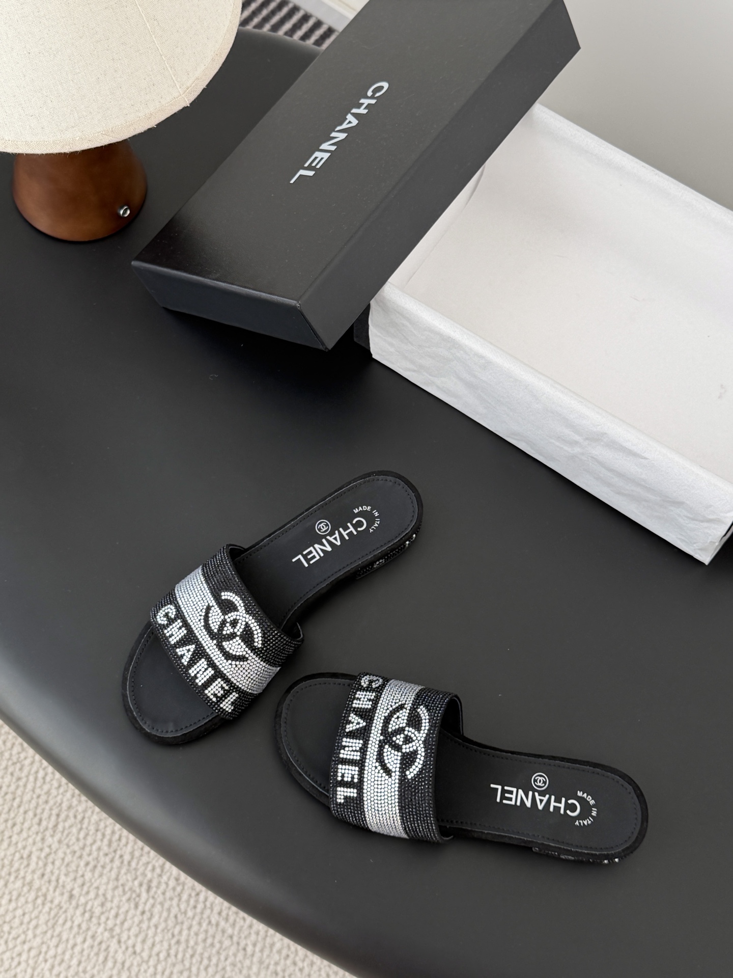 Chanel 26K早春系列烫钻拖鞋新款抢先发售原版烫钻工艺 内里垫脚羊皮 真皮大底Size:35-39