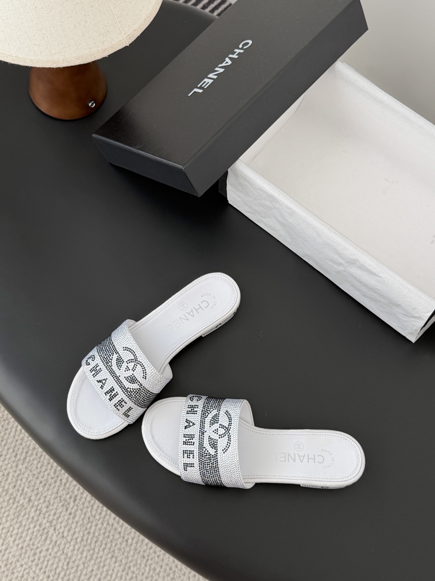 Chanel 26K早春系列烫钻拖鞋新款抢先发售原版烫钻工艺 内里垫脚羊皮 真皮大底Size:35-39