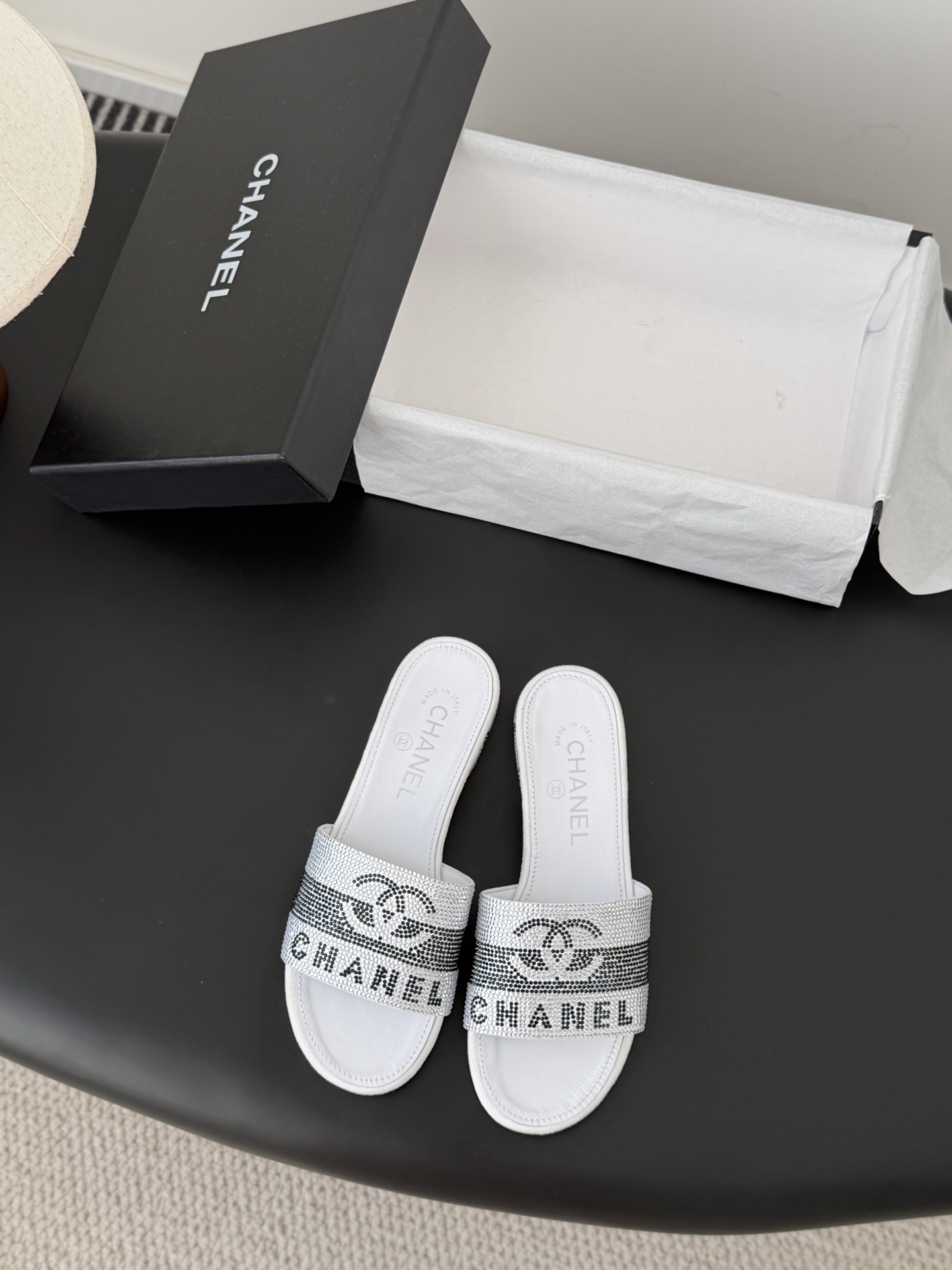 NO:721061,Chanel 26K early spring series hot-drilled slippers, new models are on sale first, original hot-drilled process, sheepskin lining, genuine leather outsole Size: 35-39 Other sizes are customized, slippers, chanel, slippers, sheepskin, Leather soles19860909Chanel 26K早春系列烫钻拖鞋 新款抢先发售 原版烫钻工艺 内里垫脚羊皮 真皮大底 Size:35-39 其他码数定做,拖鞋,chanel,slippers,sheepskin,Leather soles,Women's Shoes