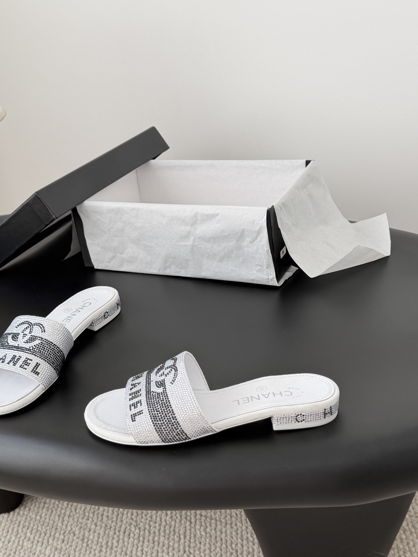 Chanel 26K早春系列烫钻拖鞋新款抢先发售原版烫钻工艺 内里垫脚羊皮 真皮大底Size:35-39