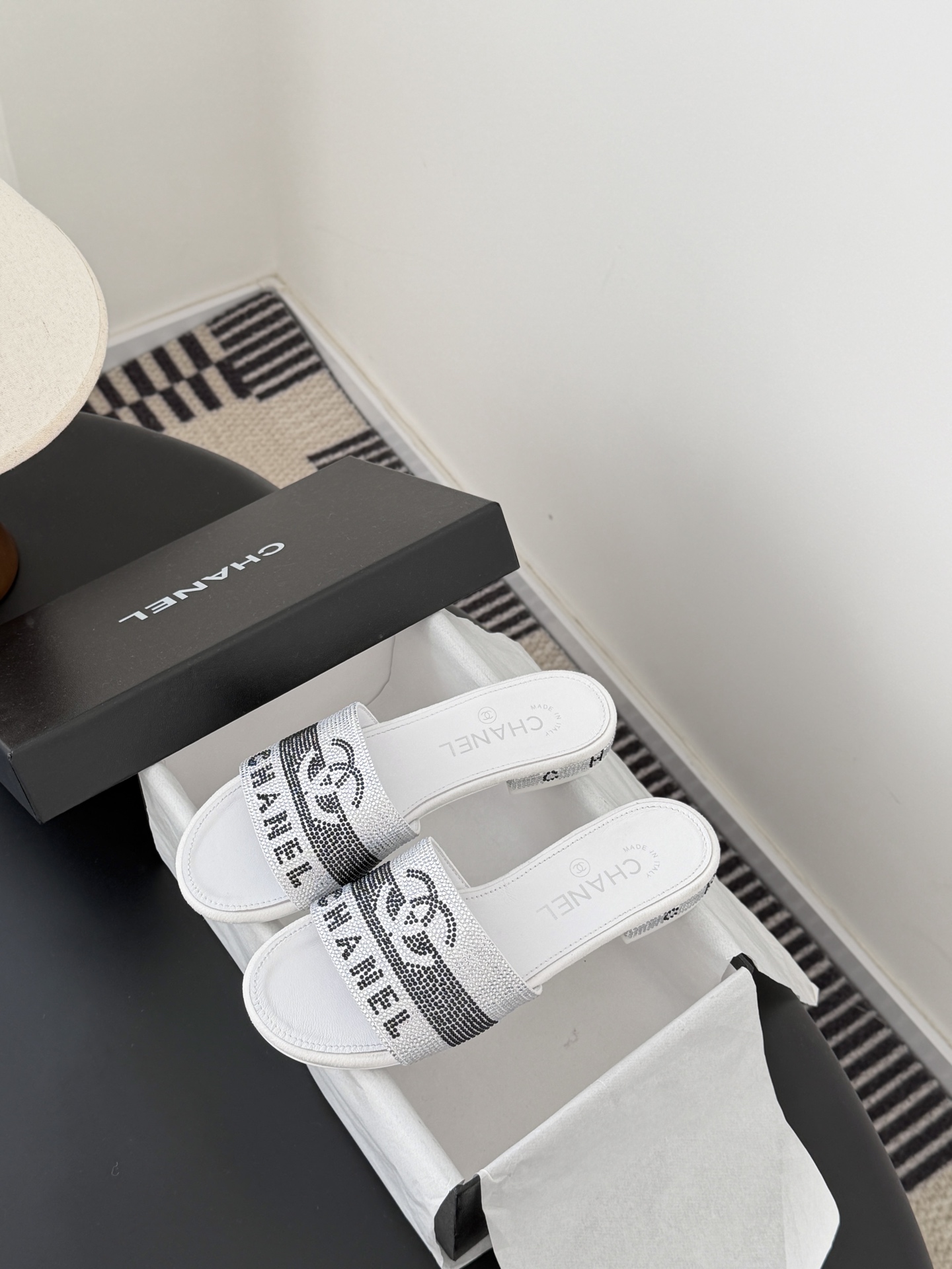 Chanel 26K早春系列烫钻拖鞋新款抢先发售原版烫钻工艺 内里垫脚羊皮 真皮大底Size:35-39