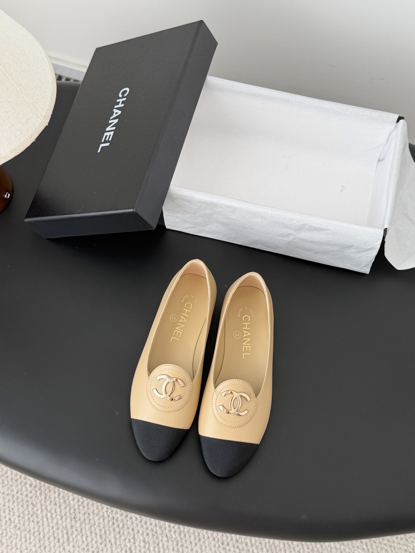 NO:721054,Chanel 26P Vintage second-hand series of shoes, a simple but not simple model, the upper foot is particularly slim. The upper is cowhide, the lining is sheepskin, and the leather outsole. Size: 35-39 Other sizes are customized, single shoes, chanel, cowhide, sheepskin, Leather soles19860909Chanel 26P Vintage中古系列单鞋 简约而不简单的款,上脚特别显脚细. 鞋面牛皮,内里垫脚羊皮,真皮大底. Size:35-39 其它码数定做,单鞋,chanel,cowhide,sheepskin,Leather soles,Women's Shoes