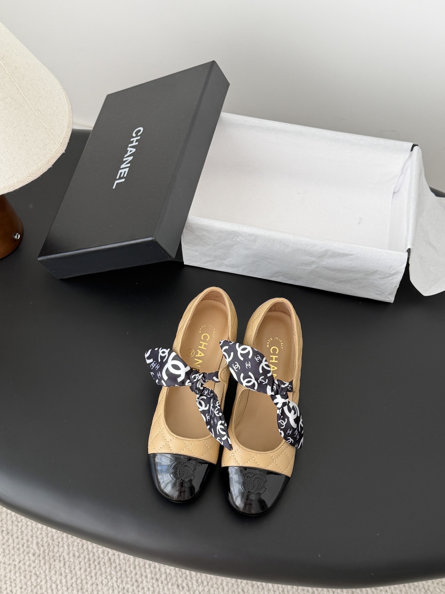 NO:721063,Chanel 26 new pearl Mary Jane shoes, the leather texture is super good, and the upper foot is delicate~ Calf leather upper, sheepskin lining, original outsole!  Size: 35-39 Other sizes are determined, single shoes Mary Jane, chanel, mary jane, cowhide, sheepskin19860909Chanel 26新款珍珠玛丽珍单鞋 皮料质感超好,上脚秀气～ 鞋面小牛皮,内里羊皮,原版大底！ Size:35-39 其它码数定,单鞋玛丽珍,chanel,mary jane,cowhide,sheepskin,Women's Shoes