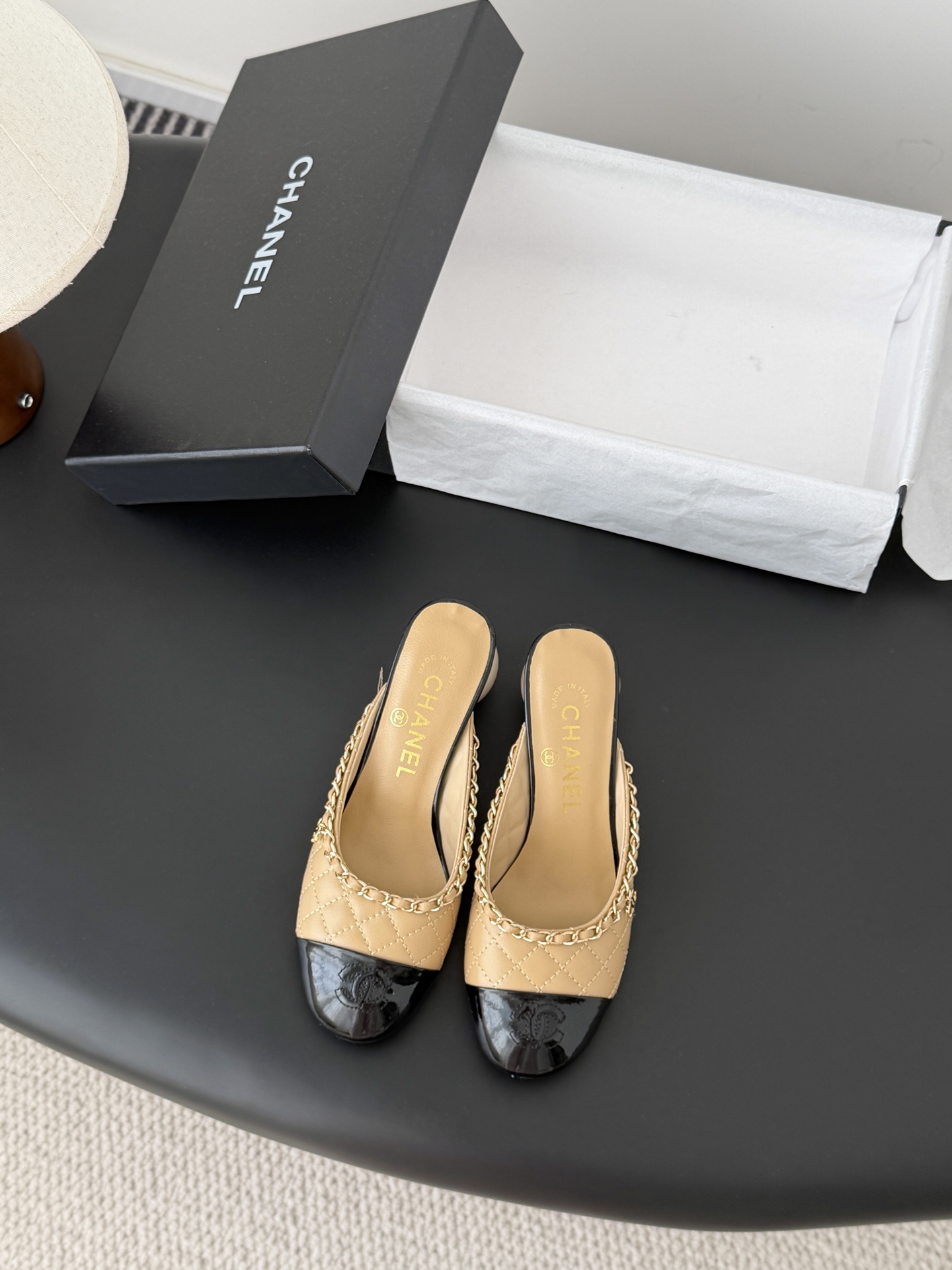 NO:721055,Chanel 26 new Pearl Mary Jane half-flop, the leather texture is super good, and it looks delicate on the feet ~ Calfskin upper, sheepskin lining, leather outsole!  Size:35-39 Other sizes are fixed, half drag, chanel, mary jane, cowhide, sheepskin, Leather soles19860909Chanel 26新款珍珠玛丽珍半拖 皮料质感超好,上脚秀气～ 鞋面小牛皮,内里羊皮,真皮大底！ Size:35-39 其它码数定,半拖,chanel,mary jane,cowhide,sheepskin,Leather soles,Women's Shoes