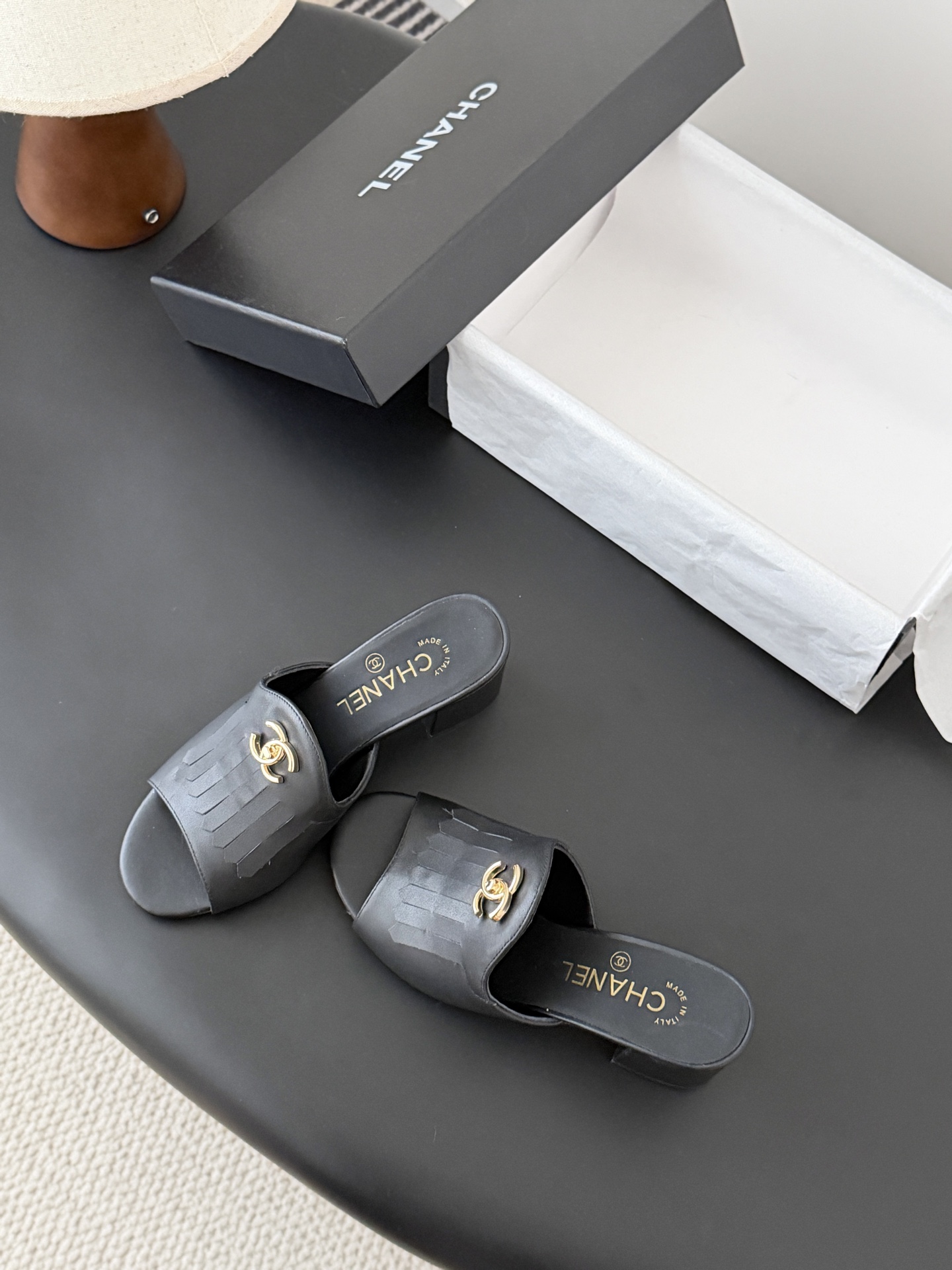Chanel 26C新款流苏双C扣拖鞋回归的经典流苏设计 特别Vintage 复古味十足乐福鞋也长到了审
