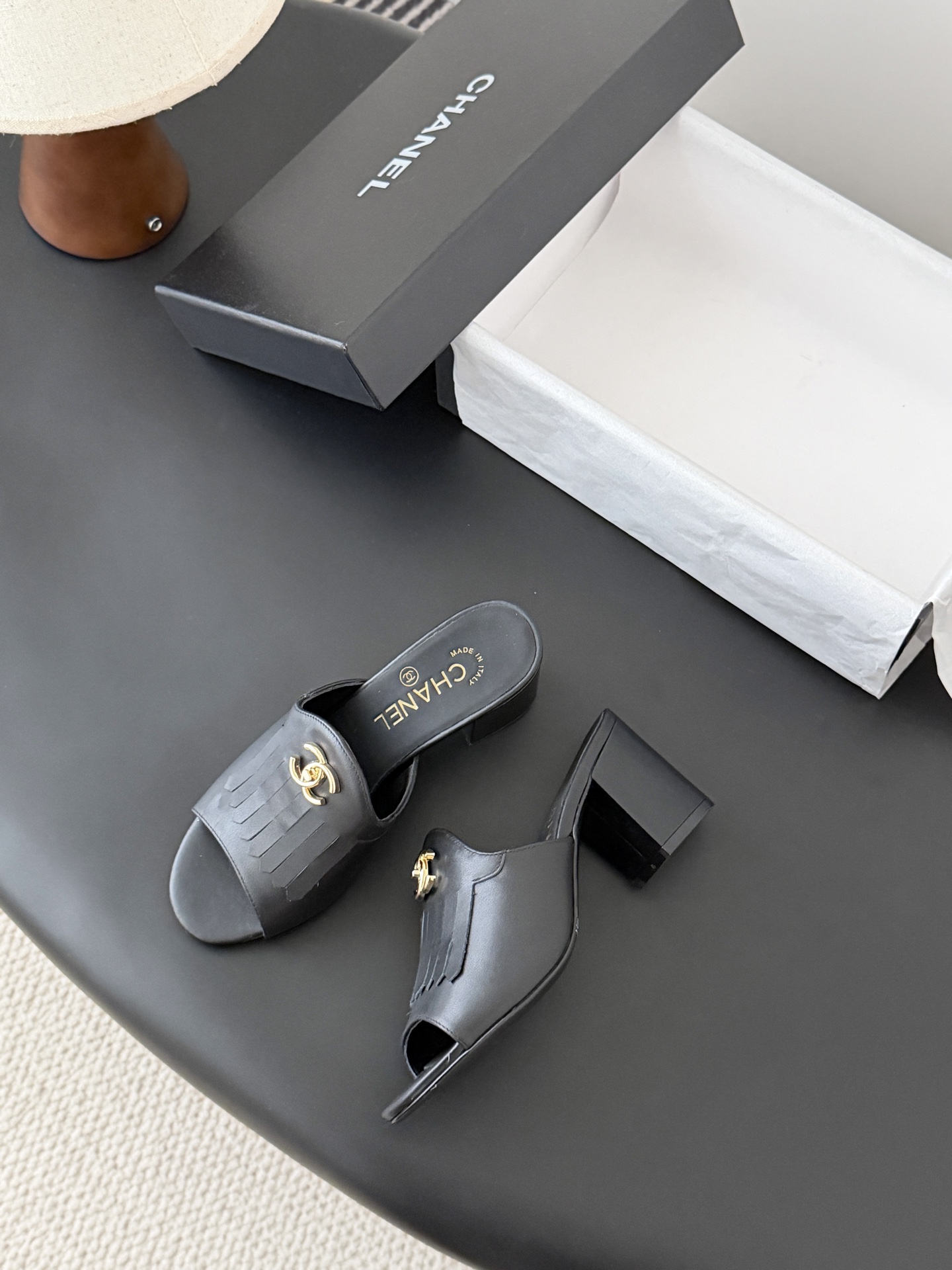 Chanel 26C新款流苏双C扣拖鞋回归的经典流苏设计 特别Vintage 复古味十足乐福鞋也长到了审