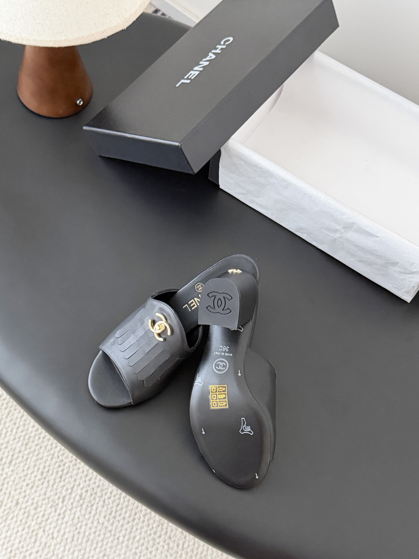 Chanel 26C新款流苏双C扣拖鞋回归的经典流苏设计 特别Vintage 复古味十足乐福鞋也长到了审