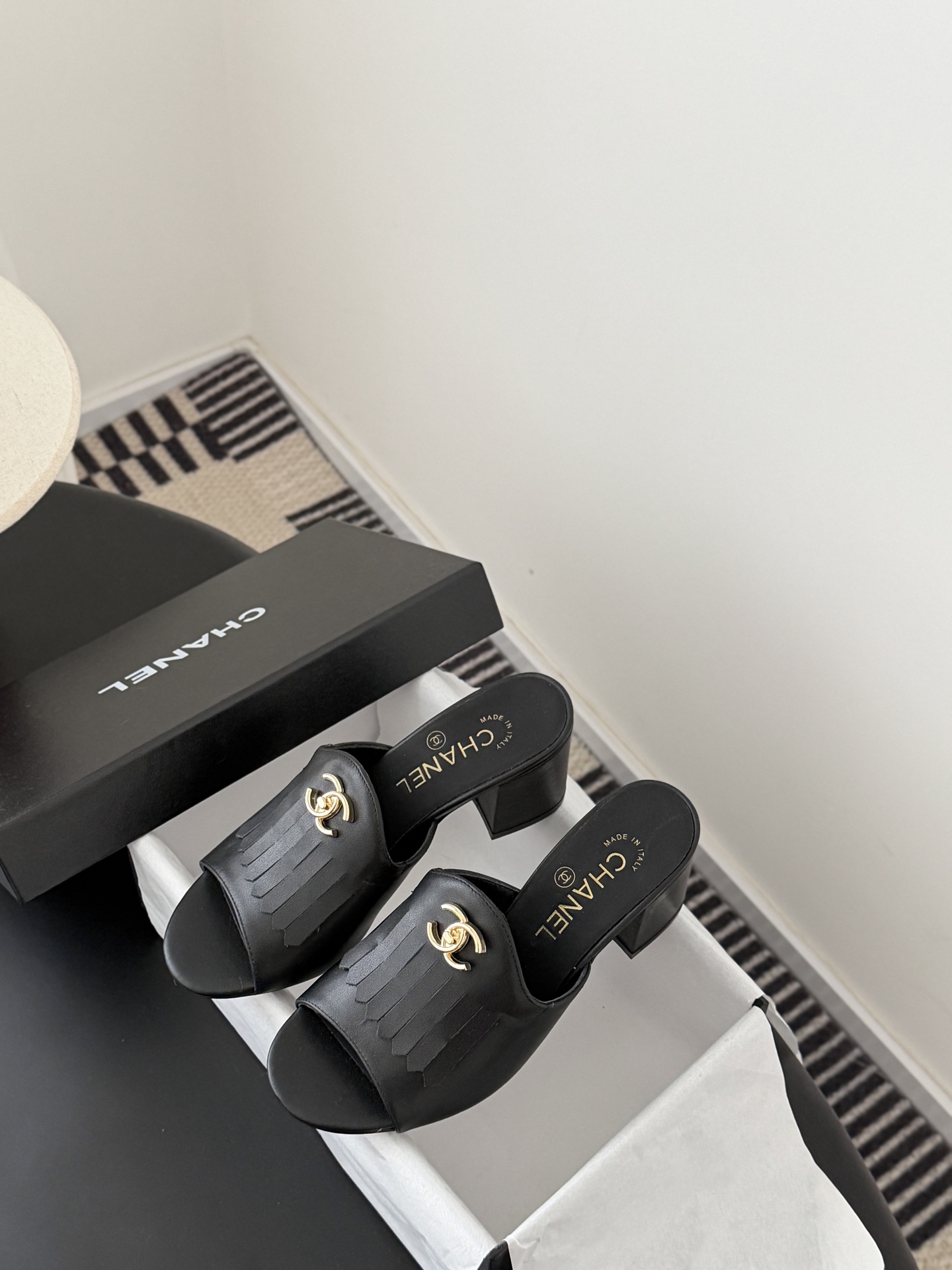 Chanel 26C新款流苏双C扣拖鞋回归的经典流苏设计 特别Vintage 复古味十足乐福鞋也长到了审