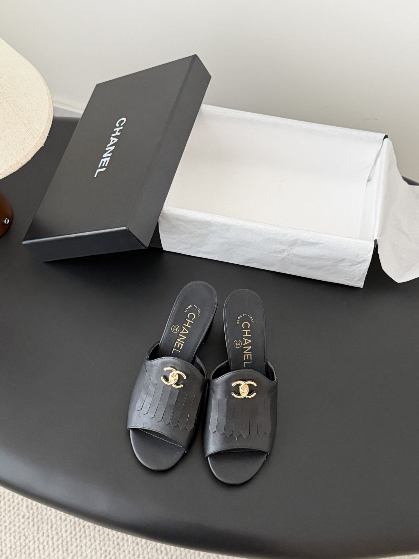 Chanel 26C新款流苏双C扣拖鞋回归的经典流苏设计 特别Vintage 复古味十足乐福鞋也长到了审