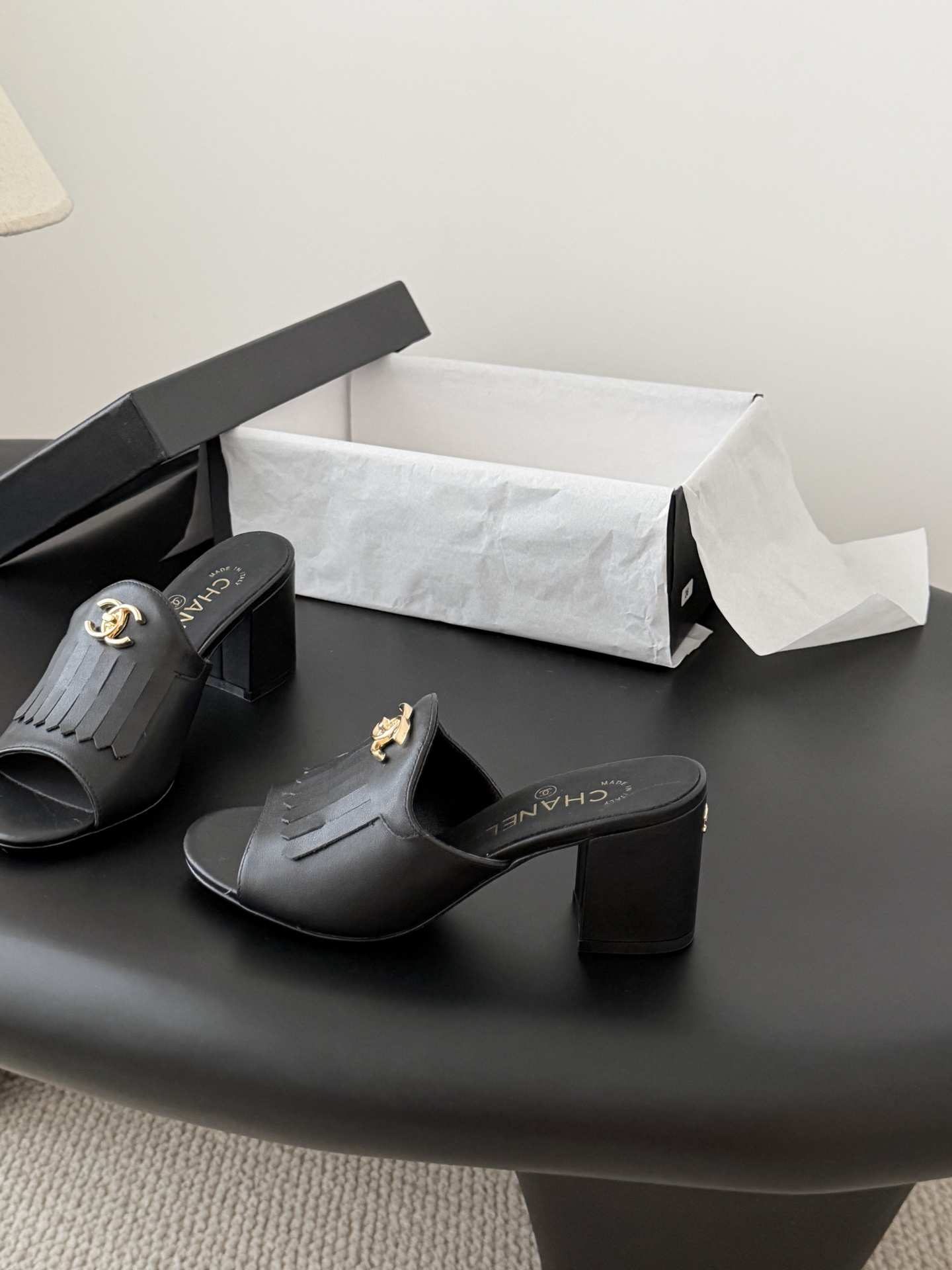 Chanel 26C新款流苏双C扣拖鞋回归的经典流苏设计 特别Vintage 复古味十足乐福鞋也长到了审