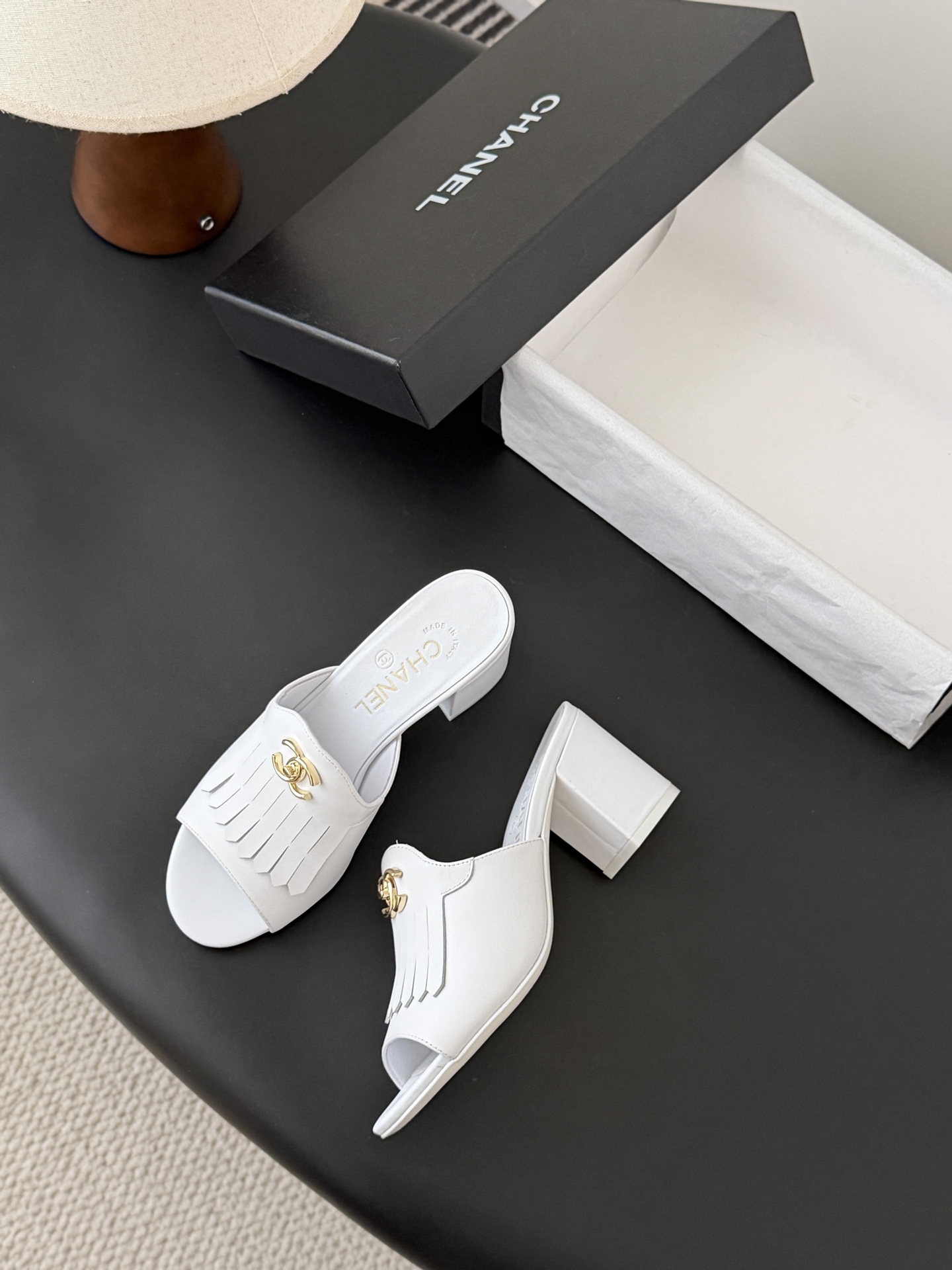 Chanel 26C新款流苏双C扣拖鞋回归的经典流苏设计 特别Vintage 复古味十足乐福鞋也长到了审