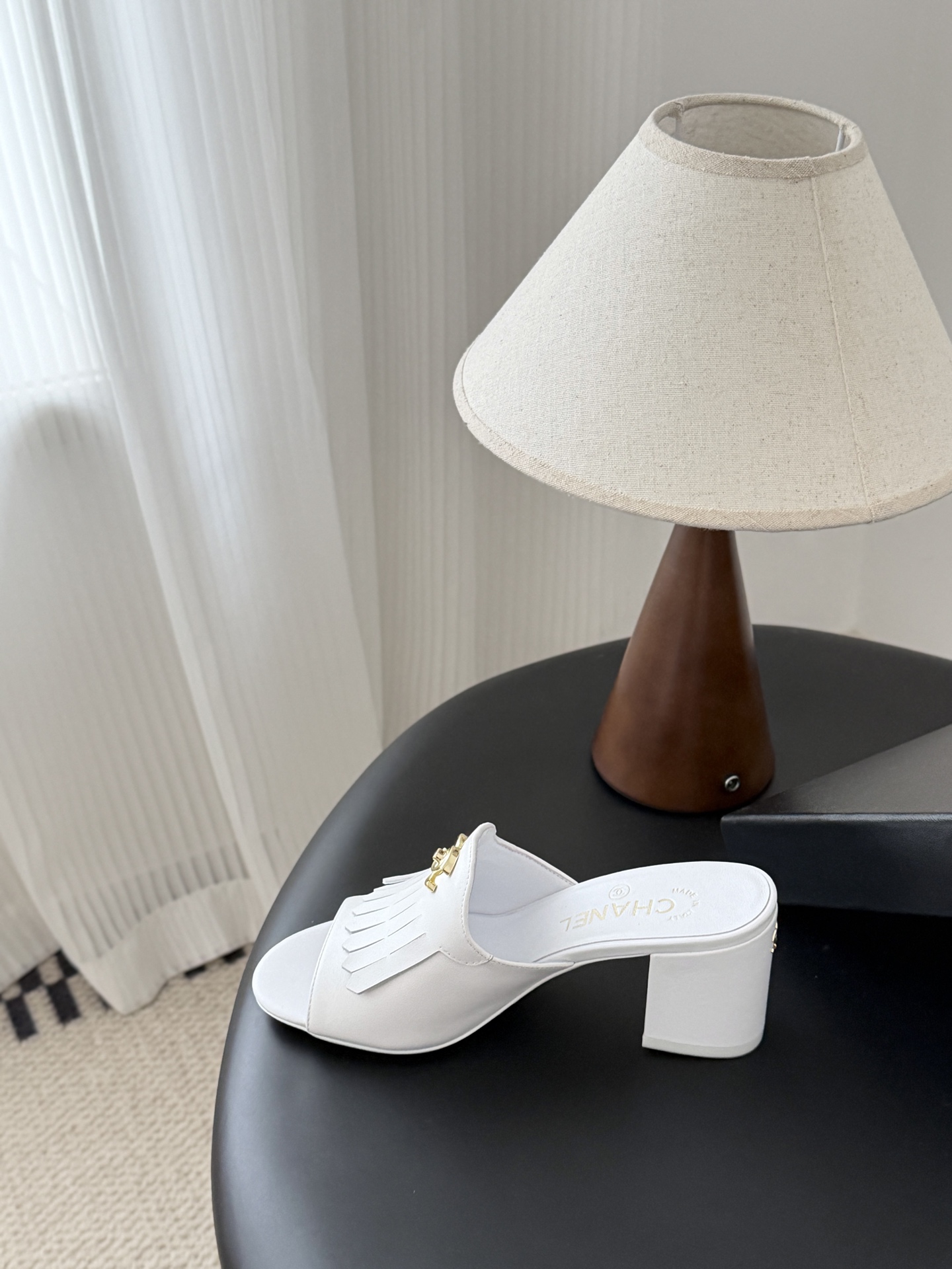 Chanel 26C新款流苏双C扣拖鞋回归的经典流苏设计 特别Vintage 复古味十足乐福鞋也长到了审