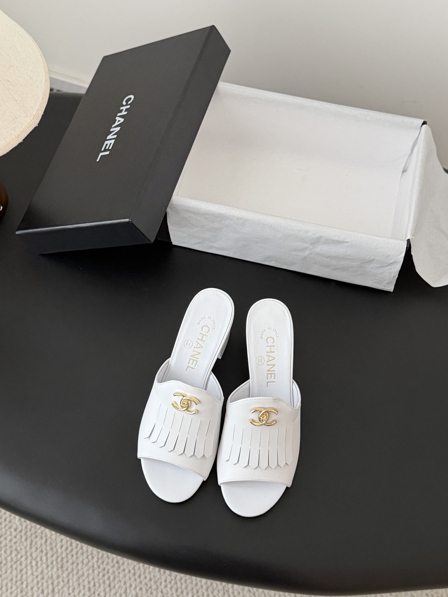 Chanel 26C新款流苏双C扣拖鞋回归的经典流苏设计 特别Vintage 复古味十足乐福鞋也长到了审