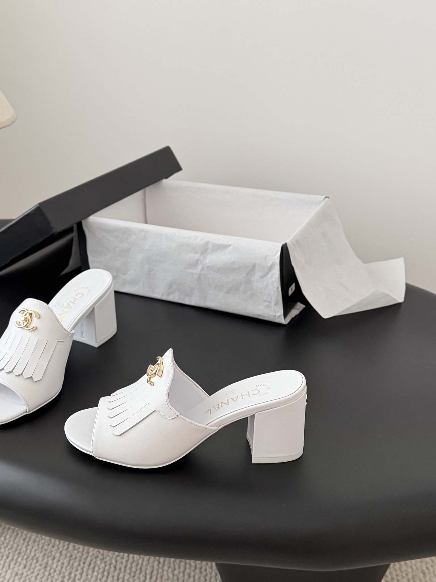 Chanel 26C新款流苏双C扣拖鞋回归的经典流苏设计 特别Vintage 复古味十足乐福鞋也长到了审