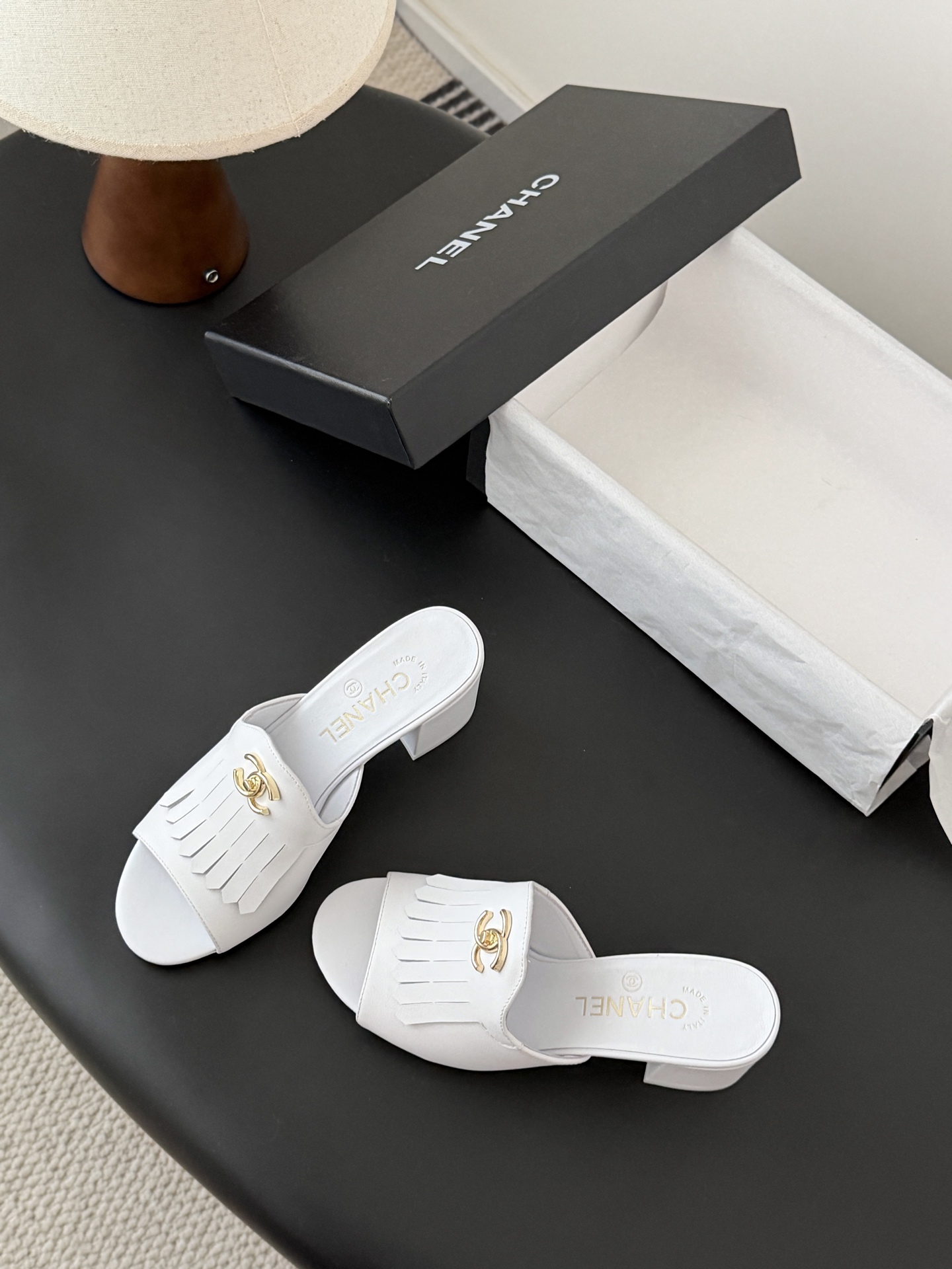 Chanel 26C新款流苏双C扣拖鞋回归的经典流苏设计 特别Vintage 复古味十足乐福鞋也长到了审