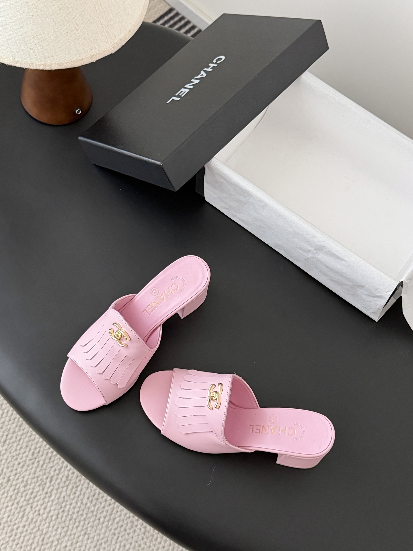 Chanel 26C新款流苏双C扣拖鞋回归的经典流苏设计 特别Vintage 复古味十足乐福鞋也长到了审