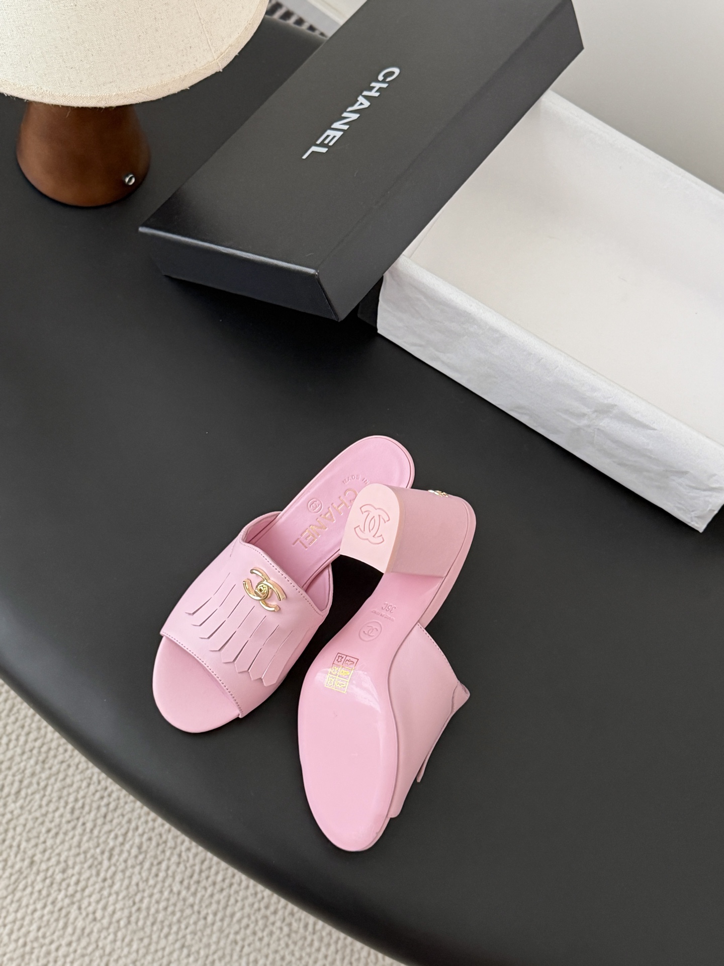 Chanel 26C新款流苏双C扣拖鞋回归的经典流苏设计 特别Vintage 复古味十足乐福鞋也长到了审