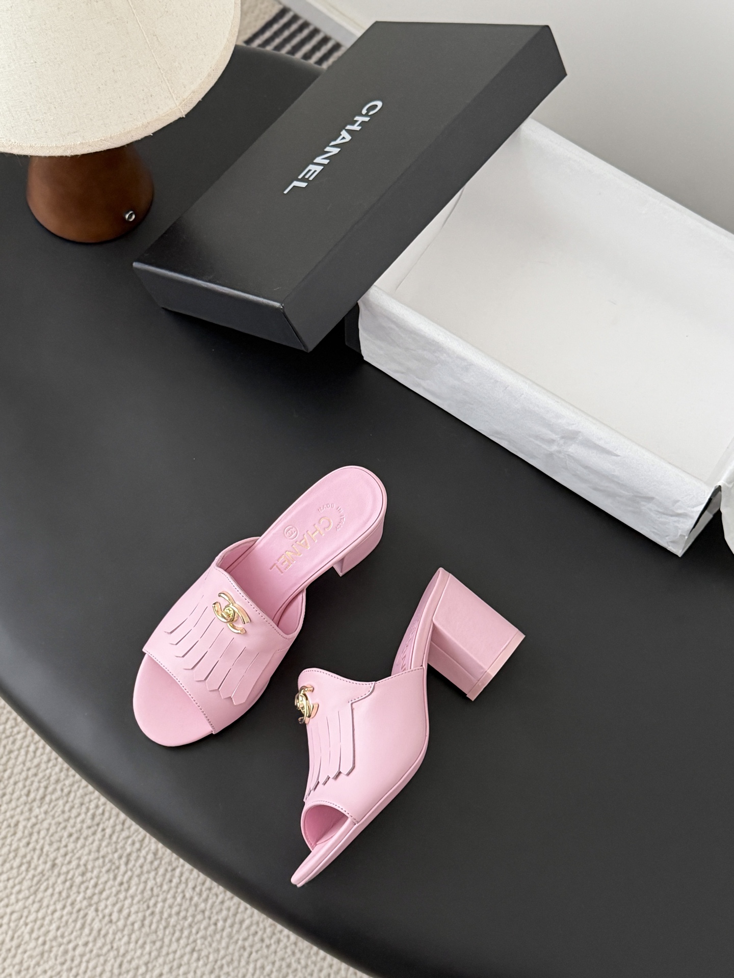 Chanel 26C新款流苏双C扣拖鞋回归的经典流苏设计 特别Vintage 复古味十足乐福鞋也长到了审