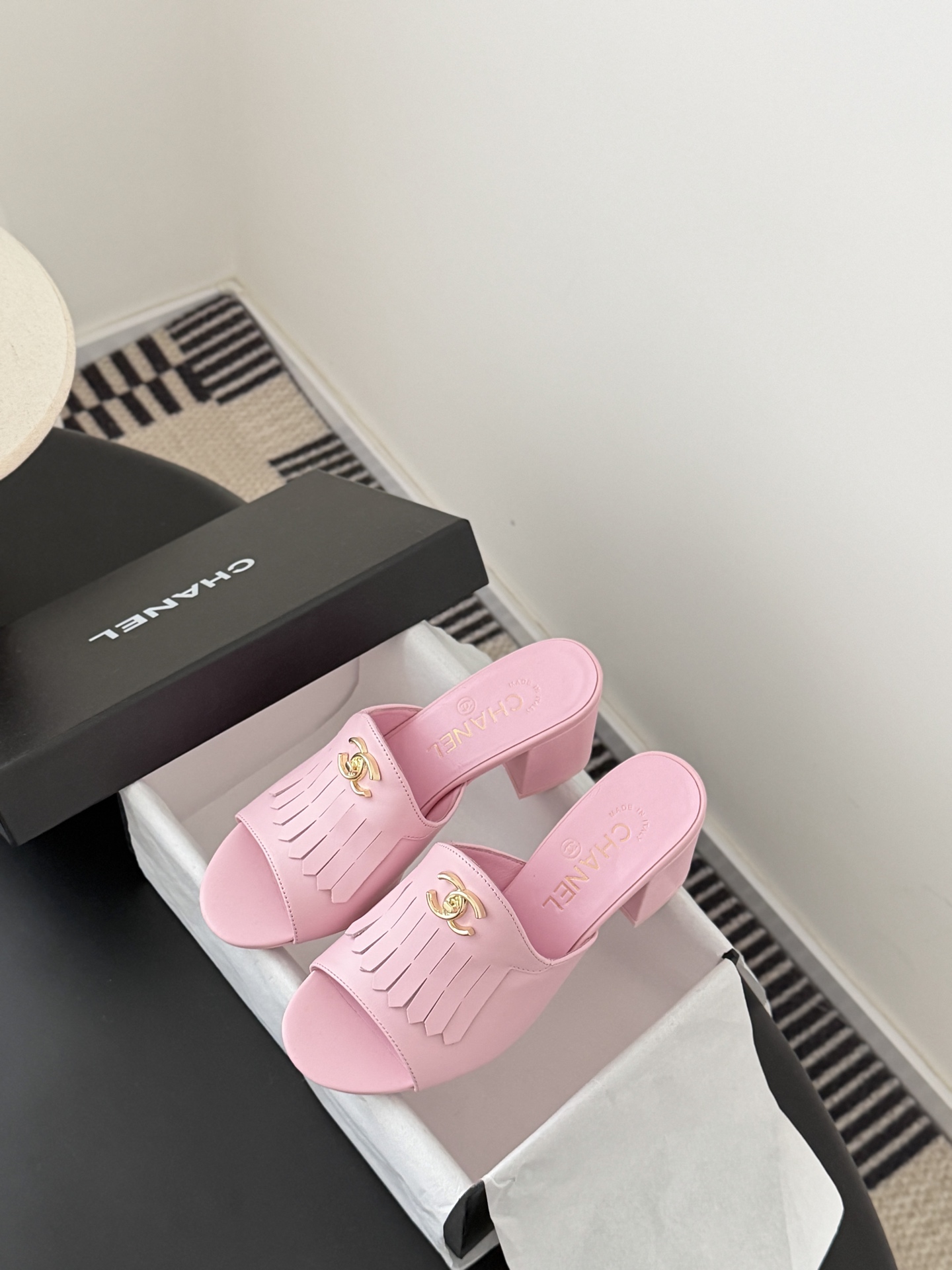 Chanel 26C新款流苏双C扣拖鞋回归的经典流苏设计 特别Vintage 复古味十足乐福鞋也长到了审