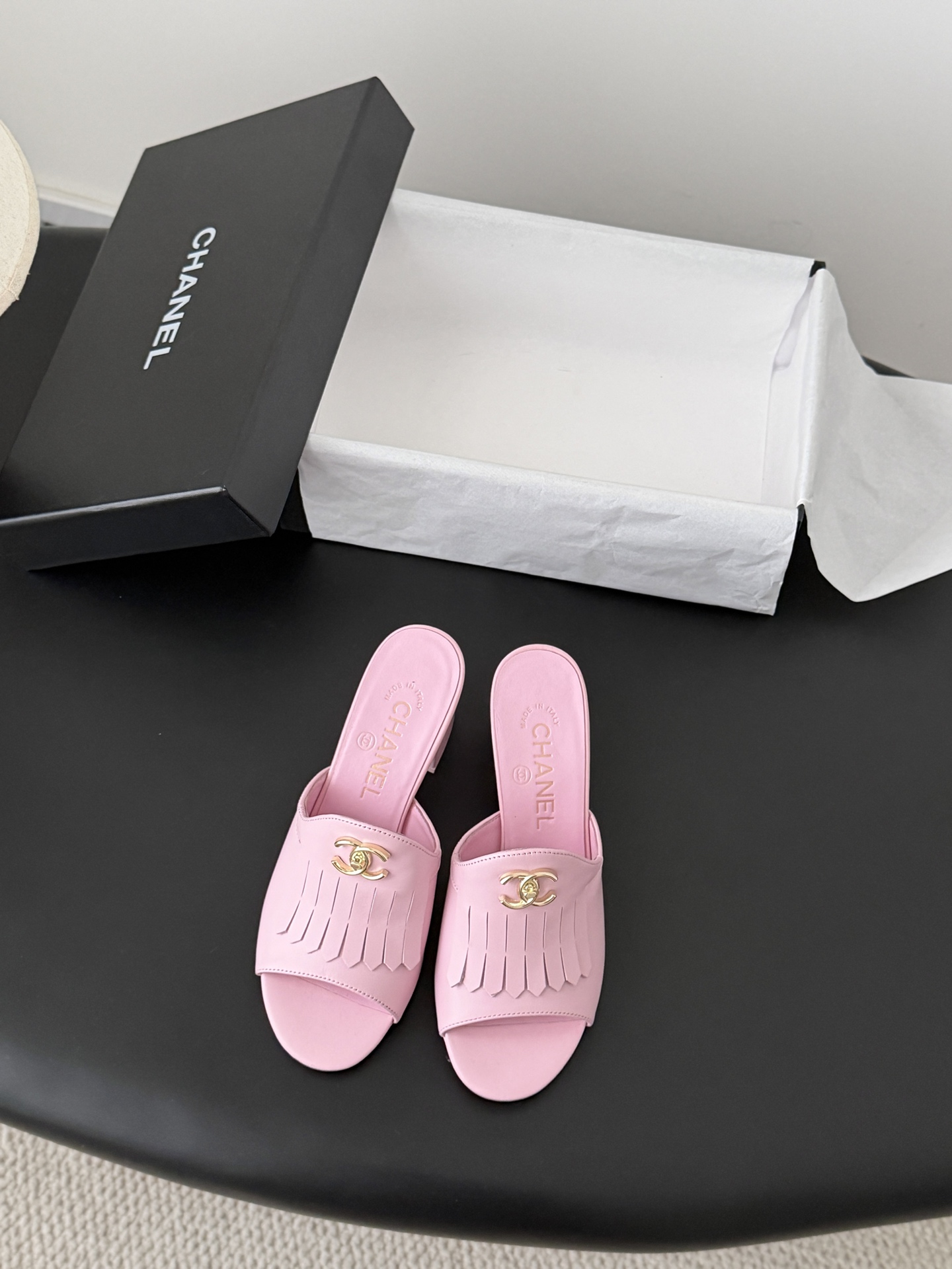 Chanel 26C新款流苏双C扣拖鞋回归的经典流苏设计 特别Vintage 复古味十足乐福鞋也长到了审