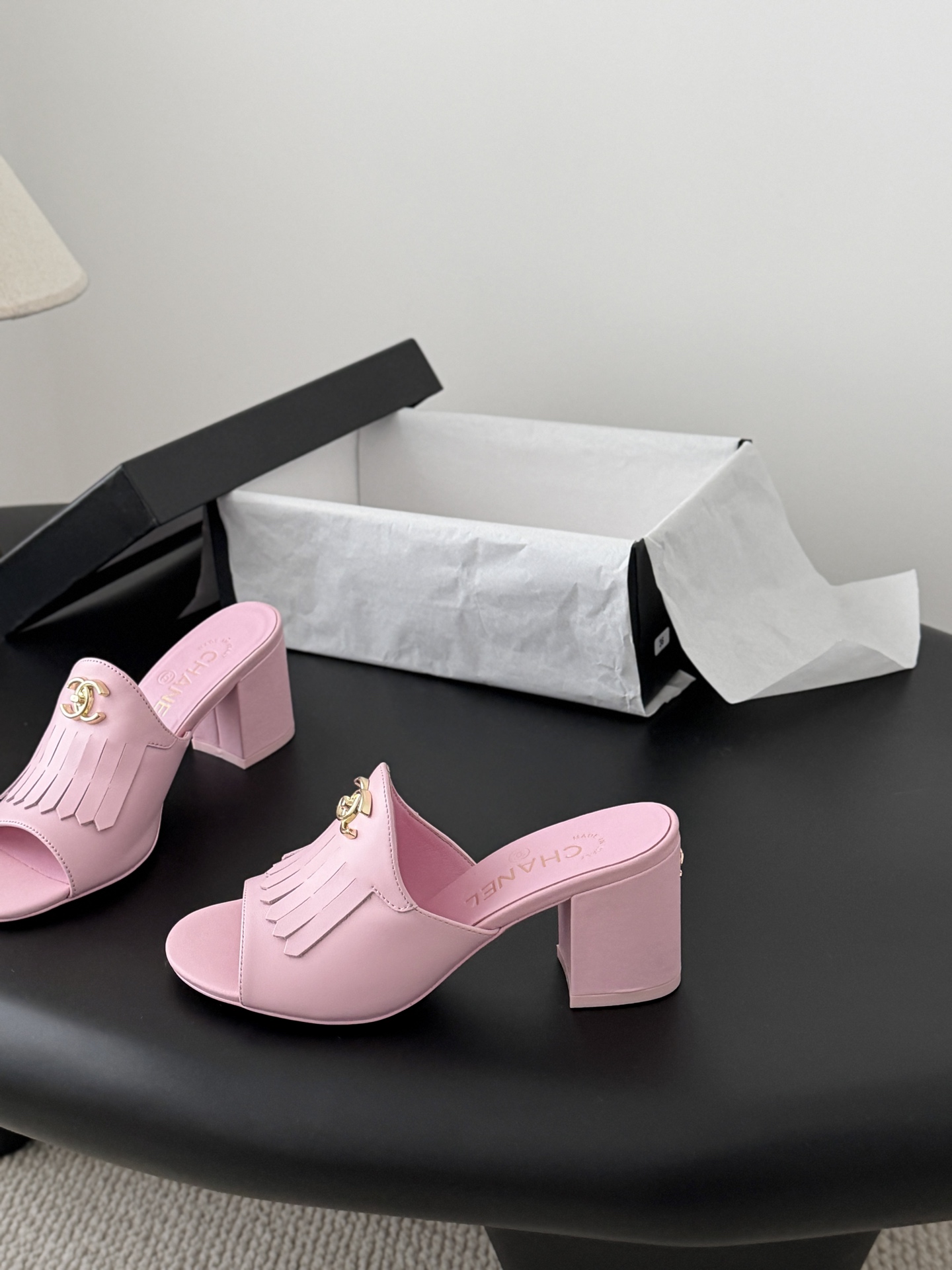 Chanel 26C新款流苏双C扣拖鞋回归的经典流苏设计 特别Vintage 复古味十足乐福鞋也长到了审