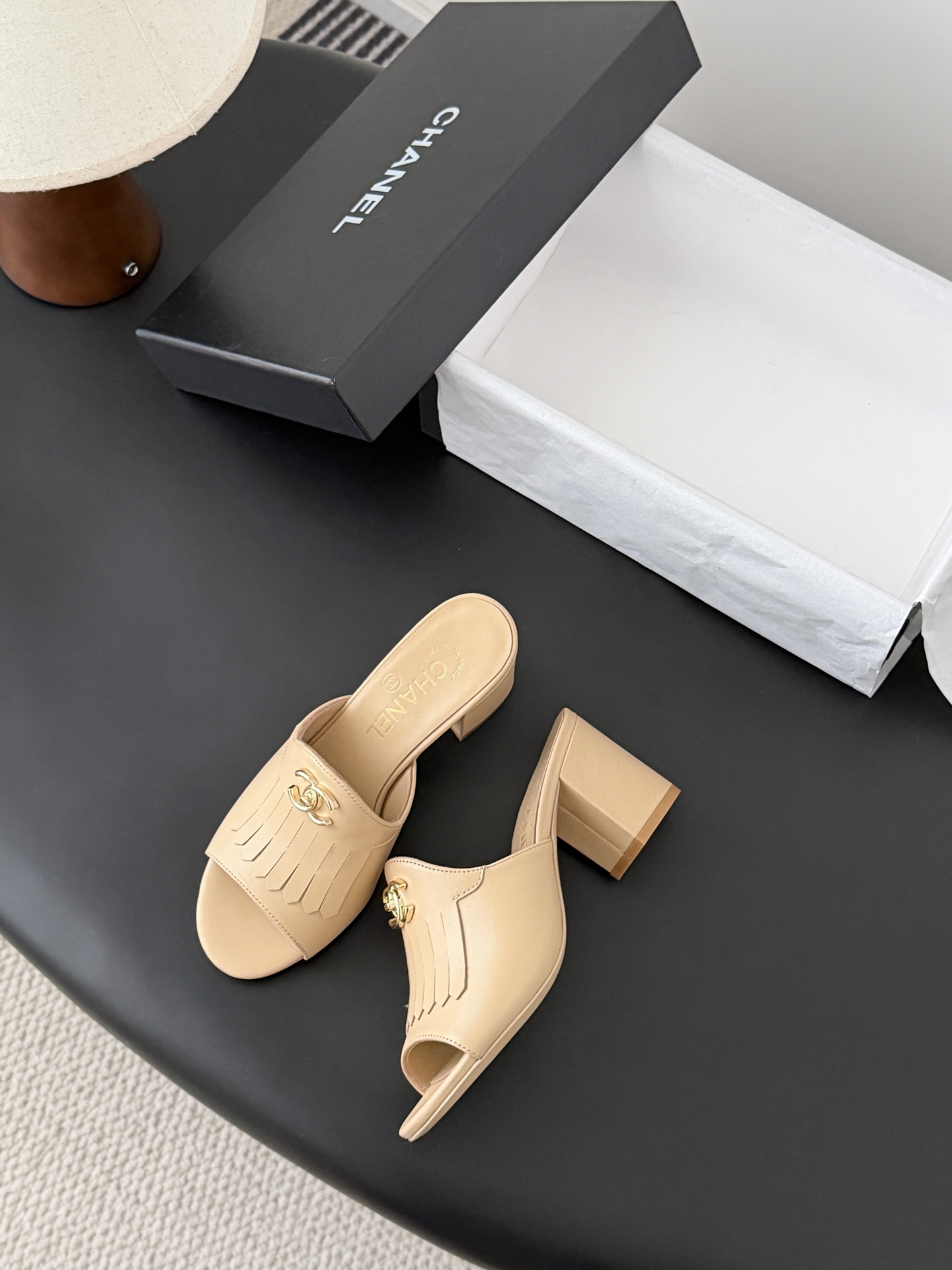 Chanel 26C新款流苏双C扣拖鞋回归的经典流苏设计 特别Vintage 复古味十足乐福鞋也长到了审