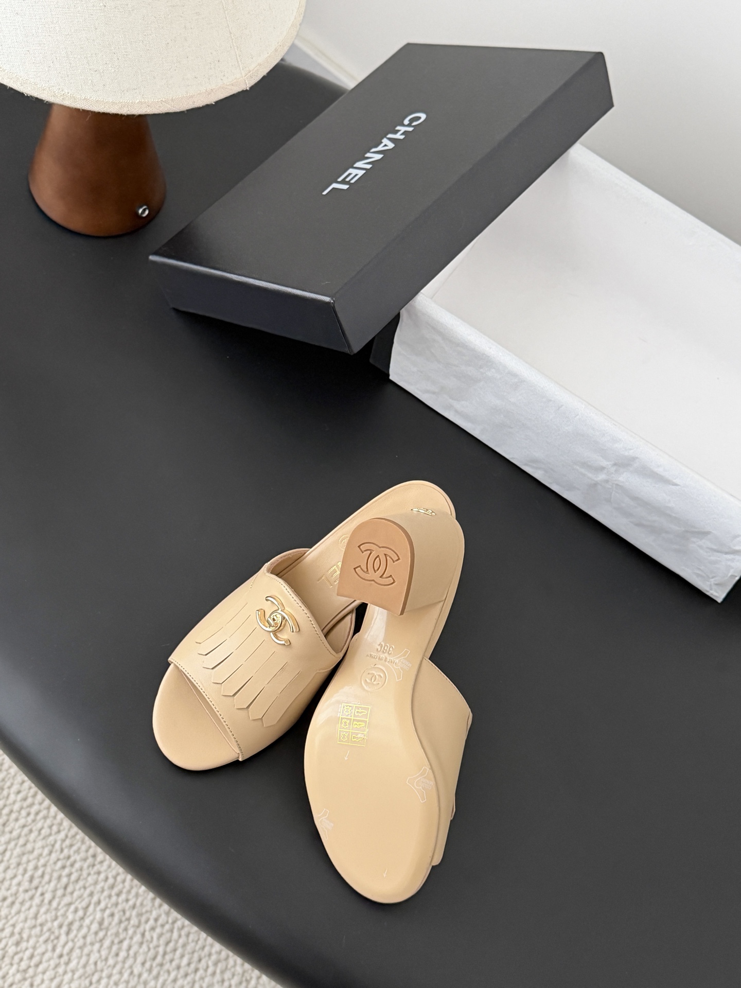 Chanel 26C新款流苏双C扣拖鞋回归的经典流苏设计 特别Vintage 复古味十足乐福鞋也长到了审