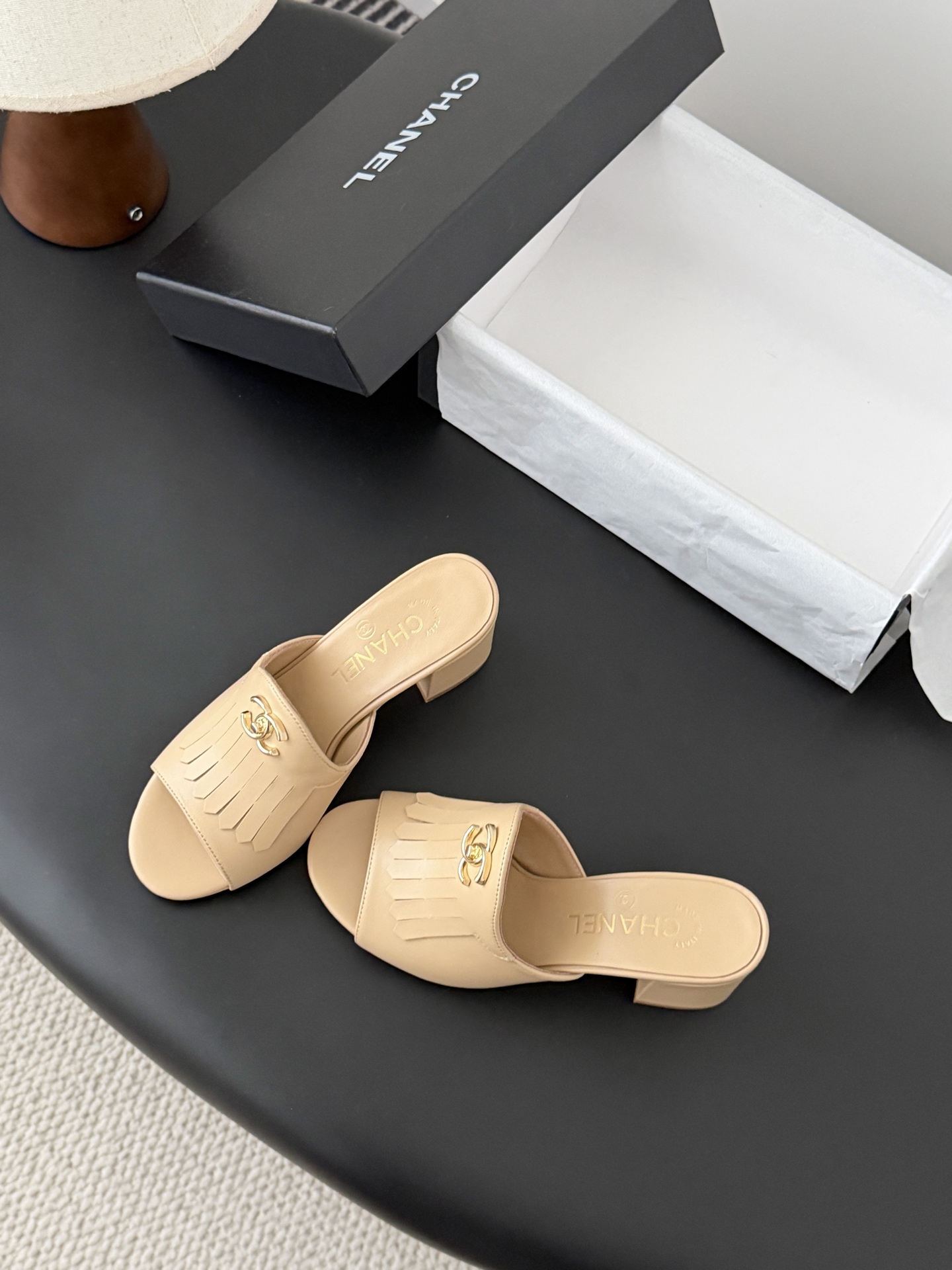 Chanel 26C新款流苏双C扣拖鞋回归的经典流苏设计 特别Vintage 复古味十足乐福鞋也长到了审