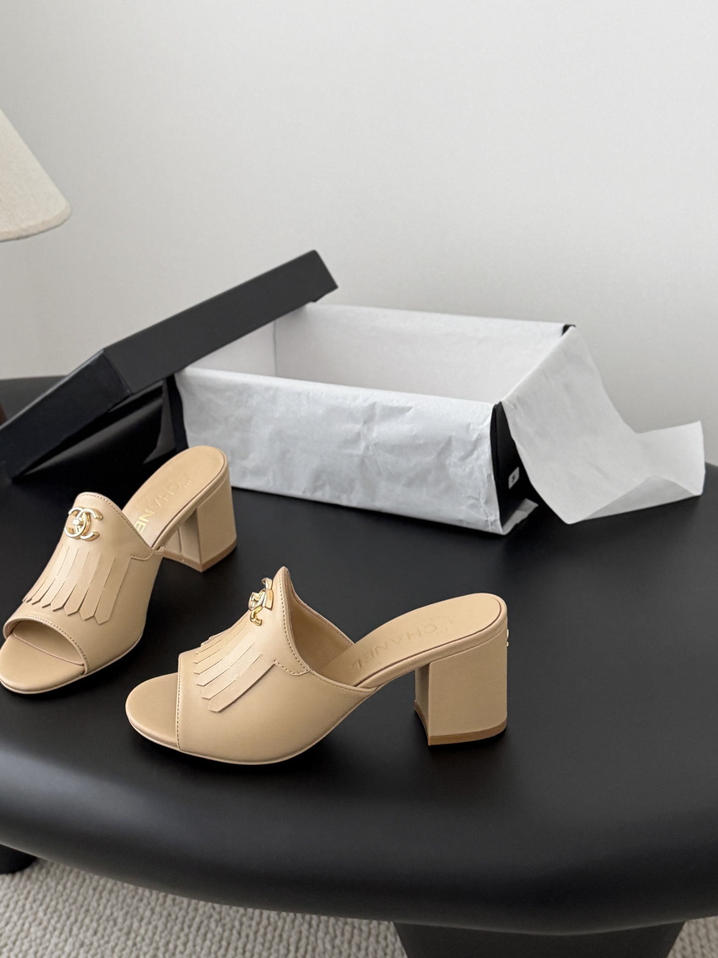 Chanel 26C新款流苏双C扣拖鞋回归的经典流苏设计 特别Vintage 复古味十足乐福鞋也长到了审