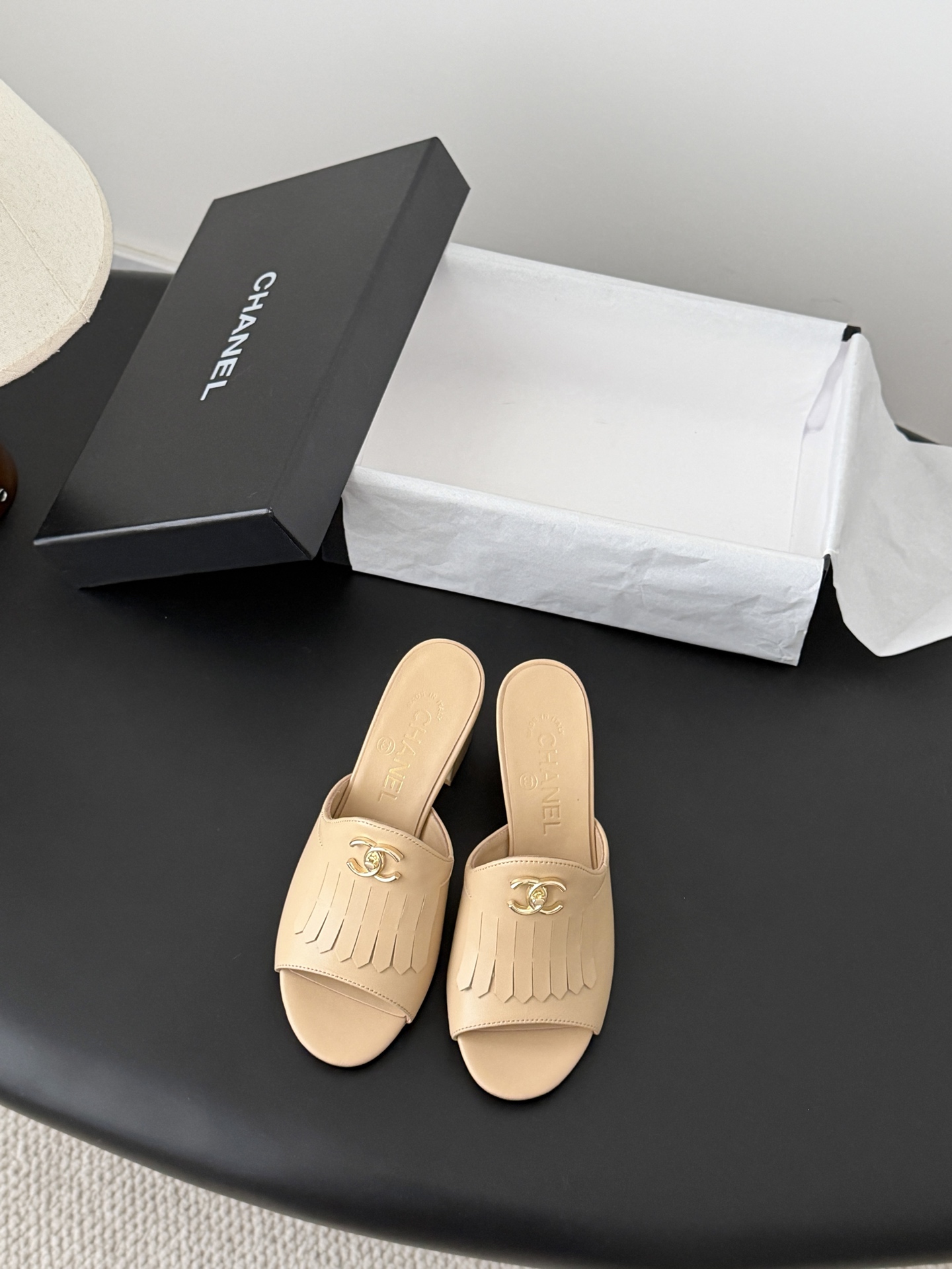 Chanel 26C新款流苏双C扣拖鞋回归的经典流苏设计 特别Vintage 复古味十足乐福鞋也长到了审