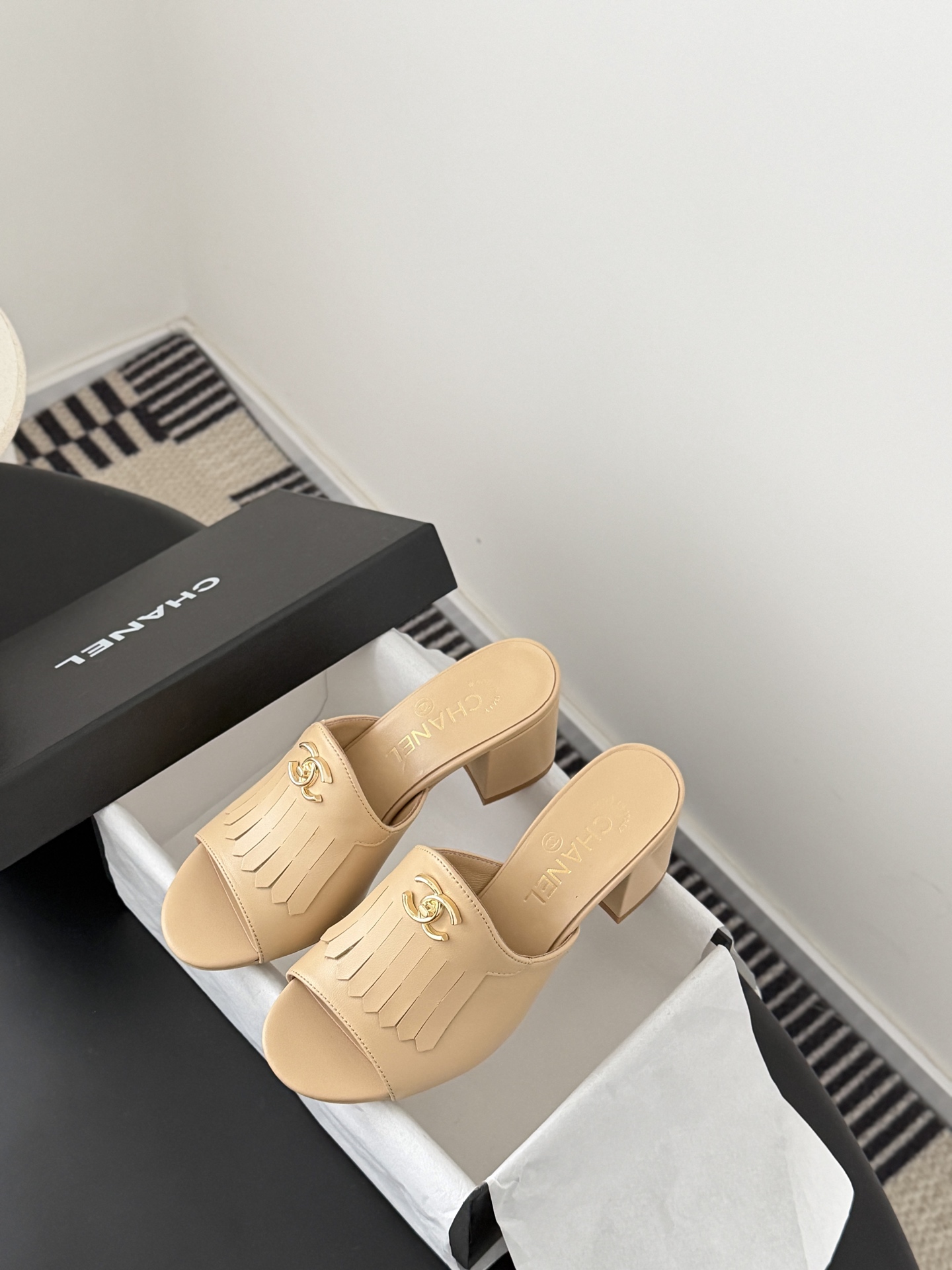 Chanel 26C新款流苏双C扣拖鞋回归的经典流苏设计 特别Vintage 复古味十足乐福鞋也长到了审