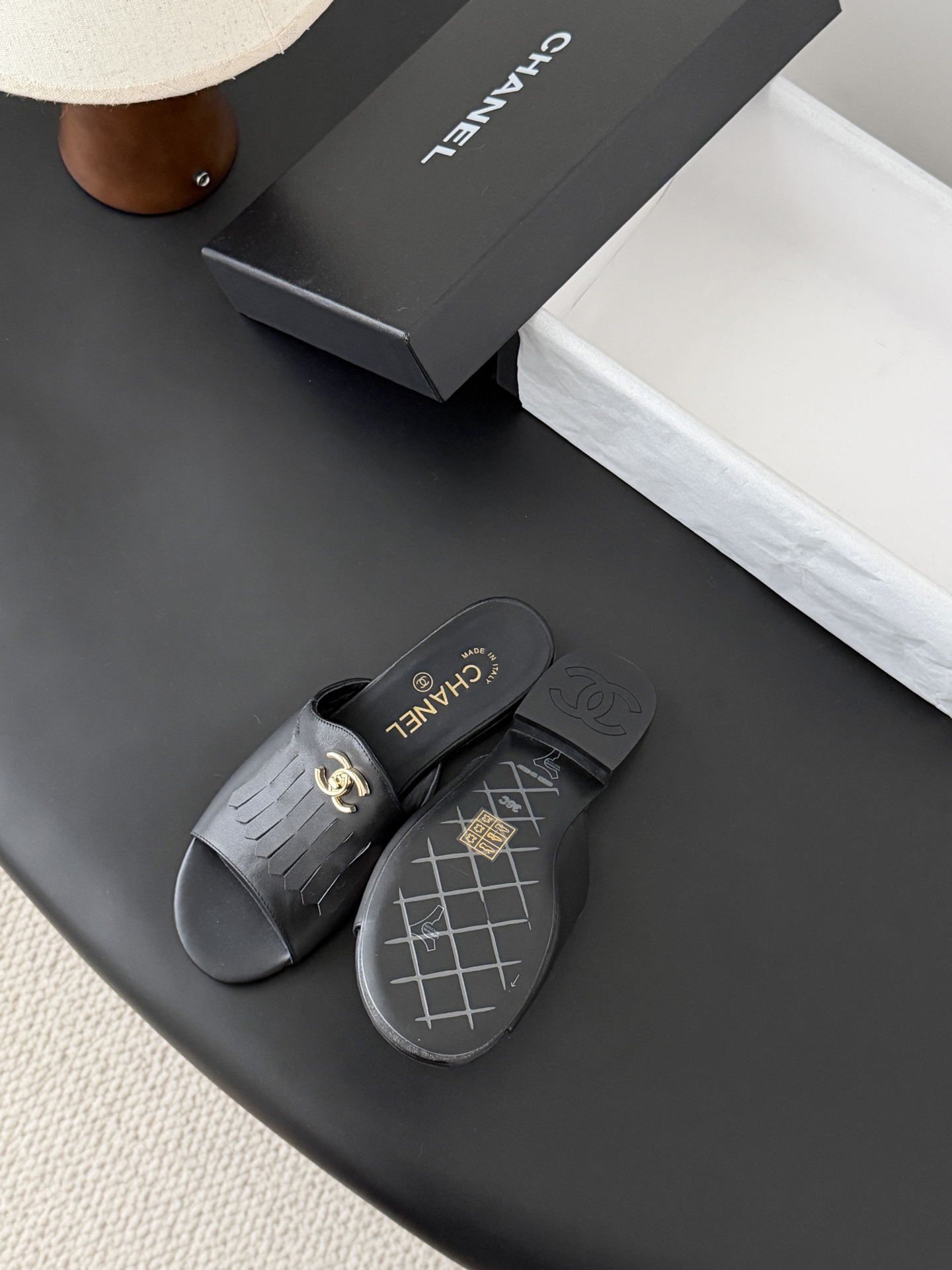 Chanel 26C新款流苏双C扣拖鞋回归的经典流苏设计 特别Vintage 复古味十足乐福鞋也长到了审