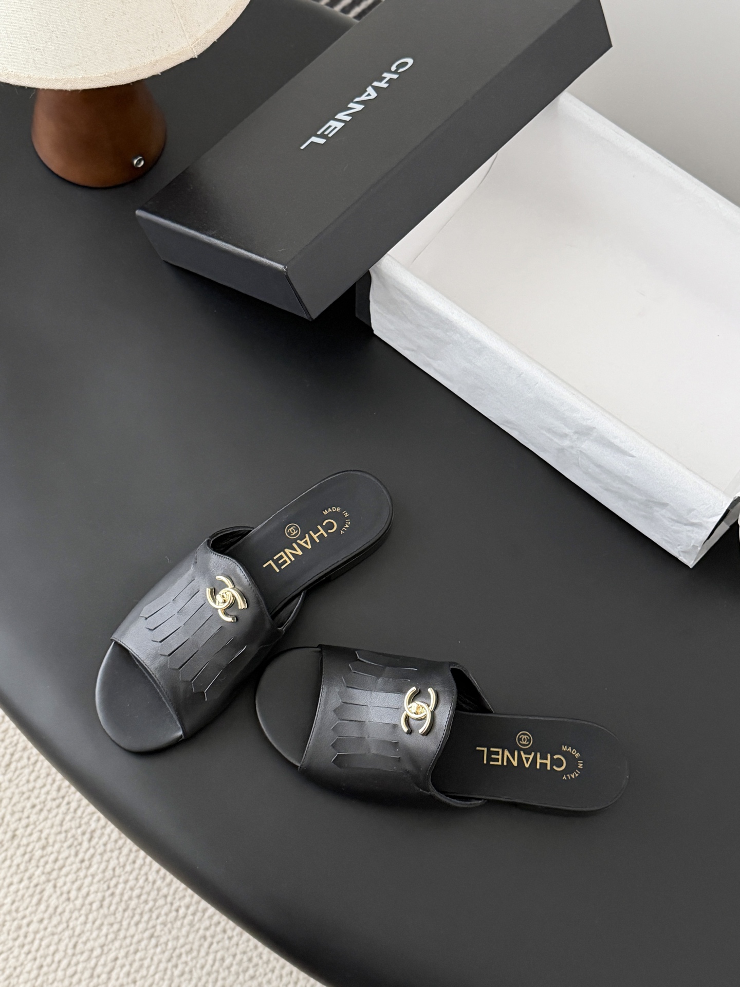 Chanel 26C新款流苏双C扣拖鞋回归的经典流苏设计 特别Vintage 复古味十足乐福鞋也长到了审