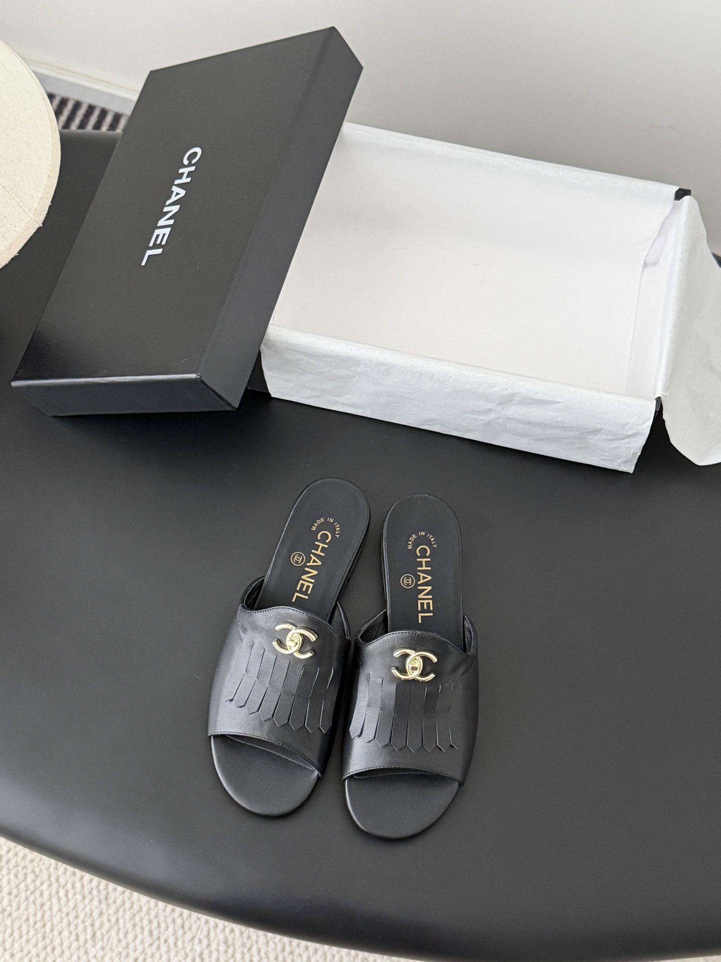 Chanel 26C新款流苏双C扣拖鞋回归的经典流苏设计 特别Vintage 复古味十足乐福鞋也长到了审