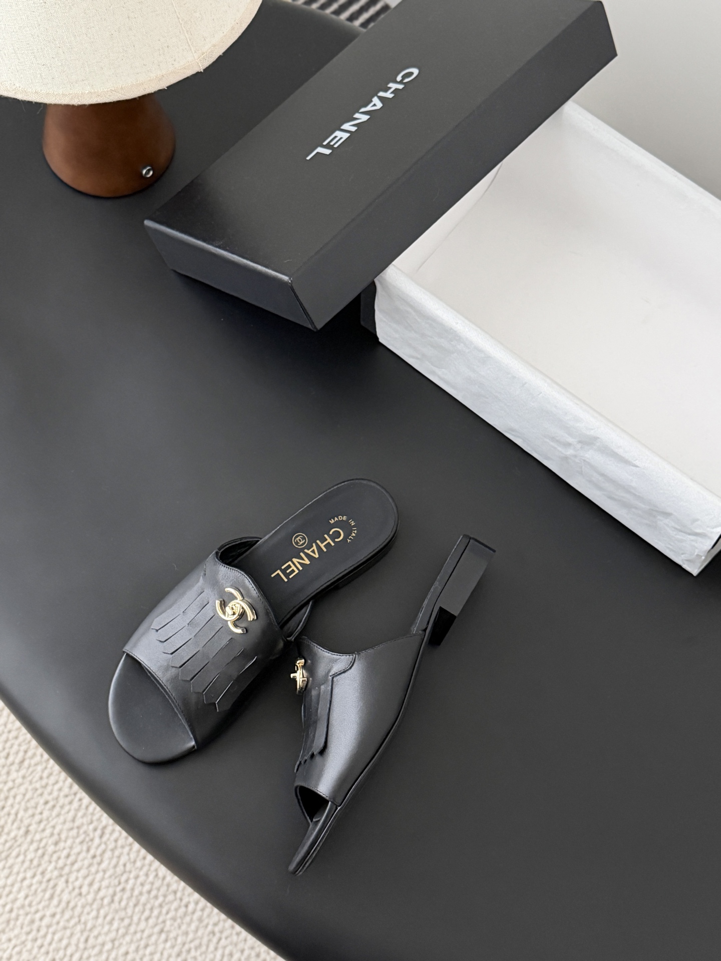 Chanel 26C新款流苏双C扣拖鞋回归的经典流苏设计 特别Vintage 复古味十足乐福鞋也长到了审