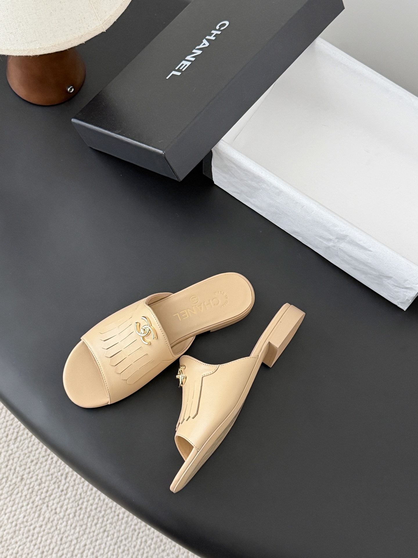 Chanel 26C新款流苏双C扣拖鞋回归的经典流苏设计 特别Vintage 复古味十足乐福鞋也长到了审