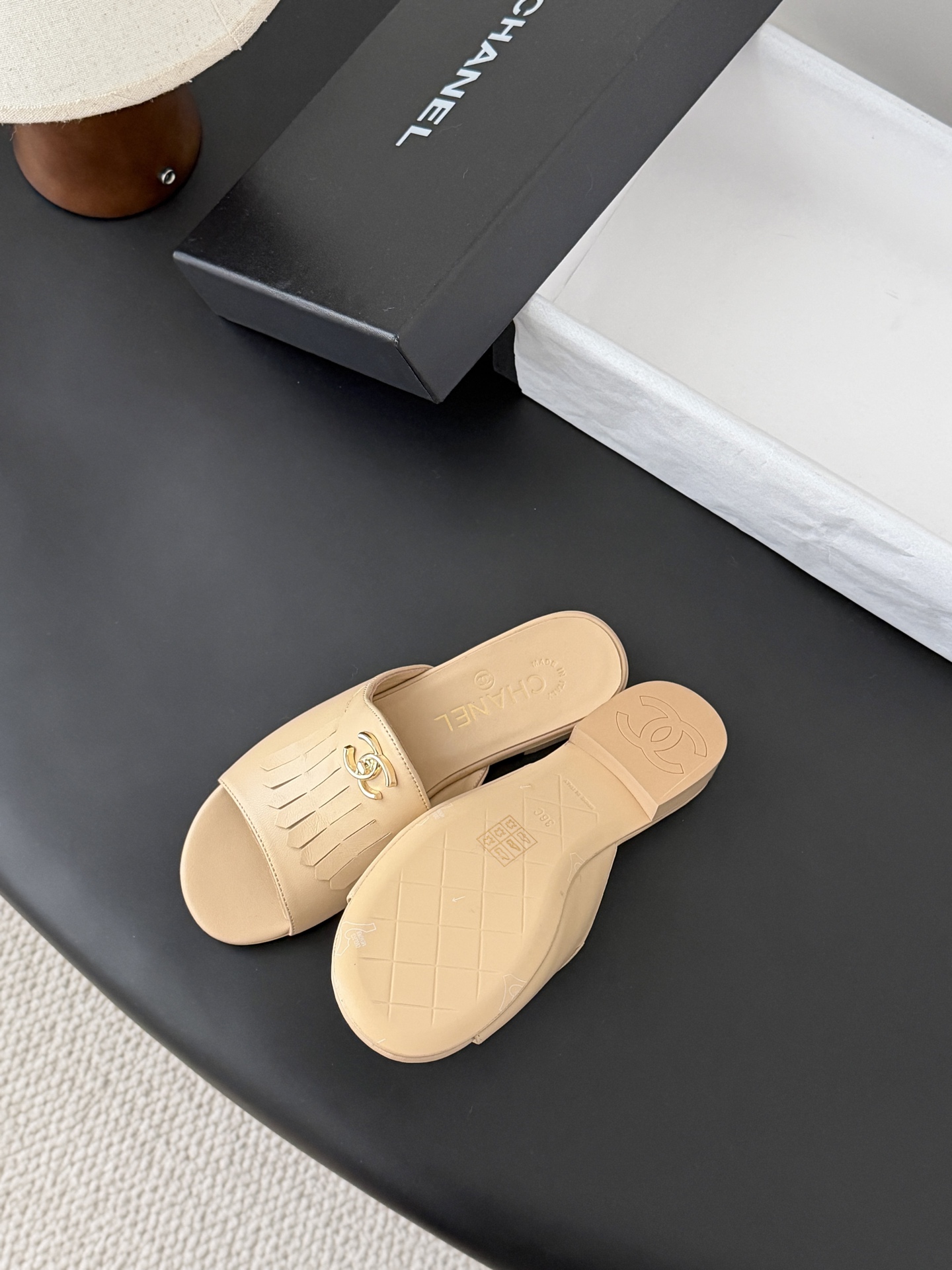 Chanel 26C新款流苏双C扣拖鞋回归的经典流苏设计 特别Vintage 复古味十足乐福鞋也长到了审