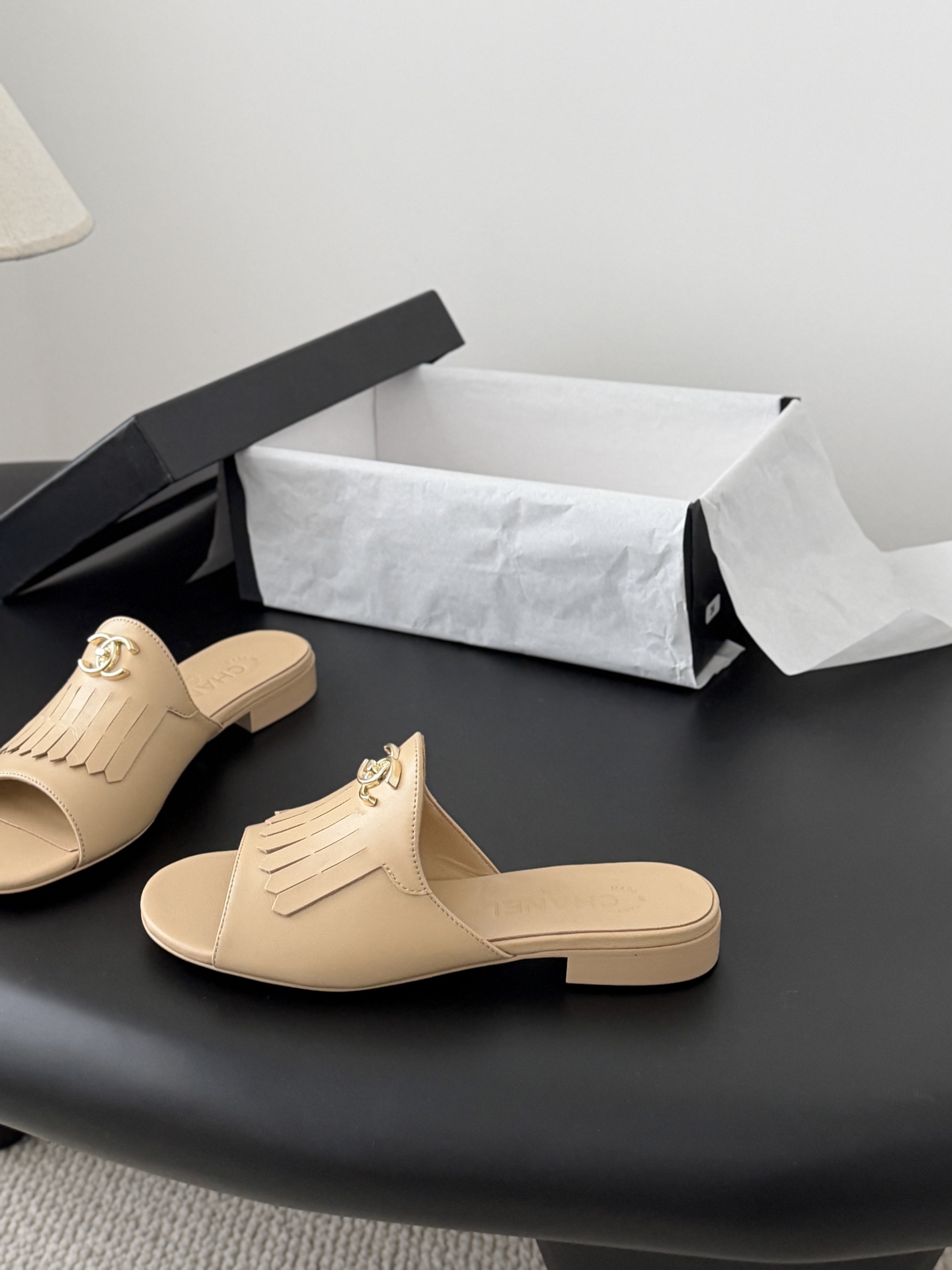 Chanel 26C新款流苏双C扣拖鞋回归的经典流苏设计 特别Vintage 复古味十足乐福鞋也长到了审