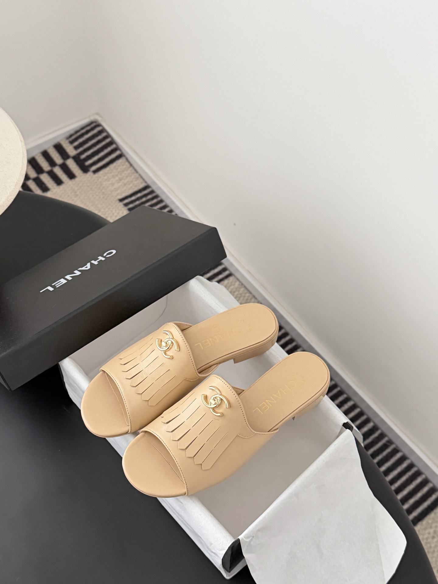 Chanel 26C新款流苏双C扣拖鞋回归的经典流苏设计 特别Vintage 复古味十足乐福鞋也长到了审