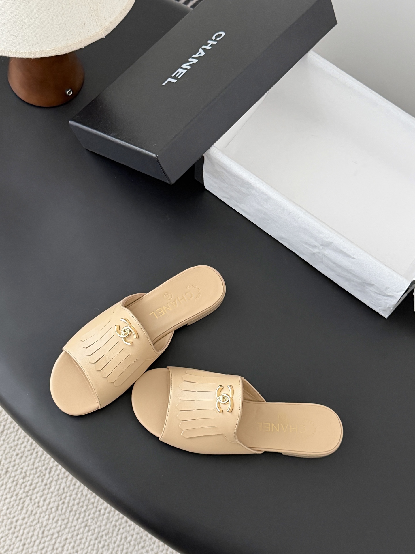 Chanel 26C新款流苏双C扣拖鞋回归的经典流苏设计 特别Vintage 复古味十足乐福鞋也长到了审