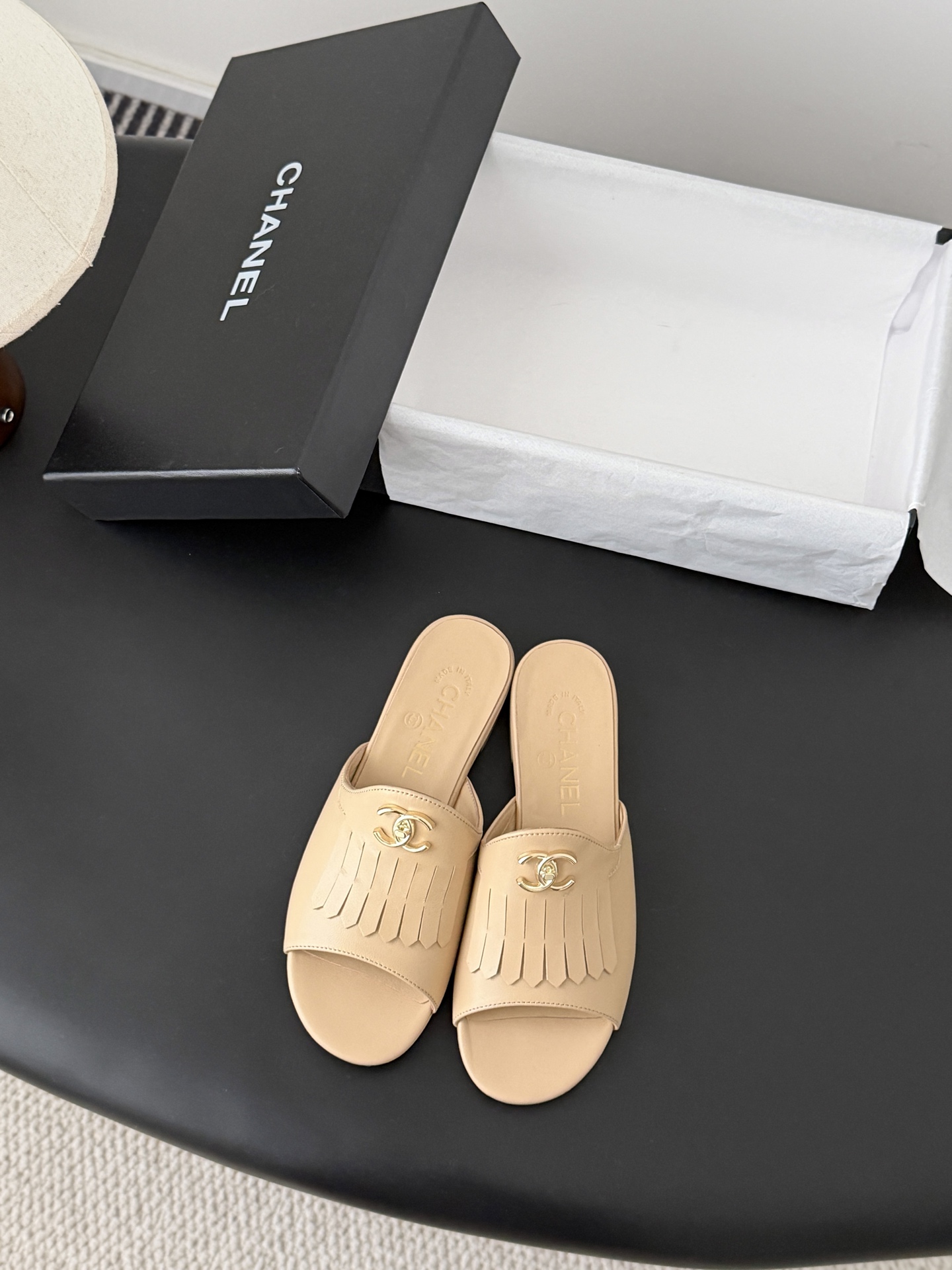 Chanel 26C新款流苏双C扣拖鞋回归的经典流苏设计 特别Vintage 复古味十足乐福鞋也长到了审